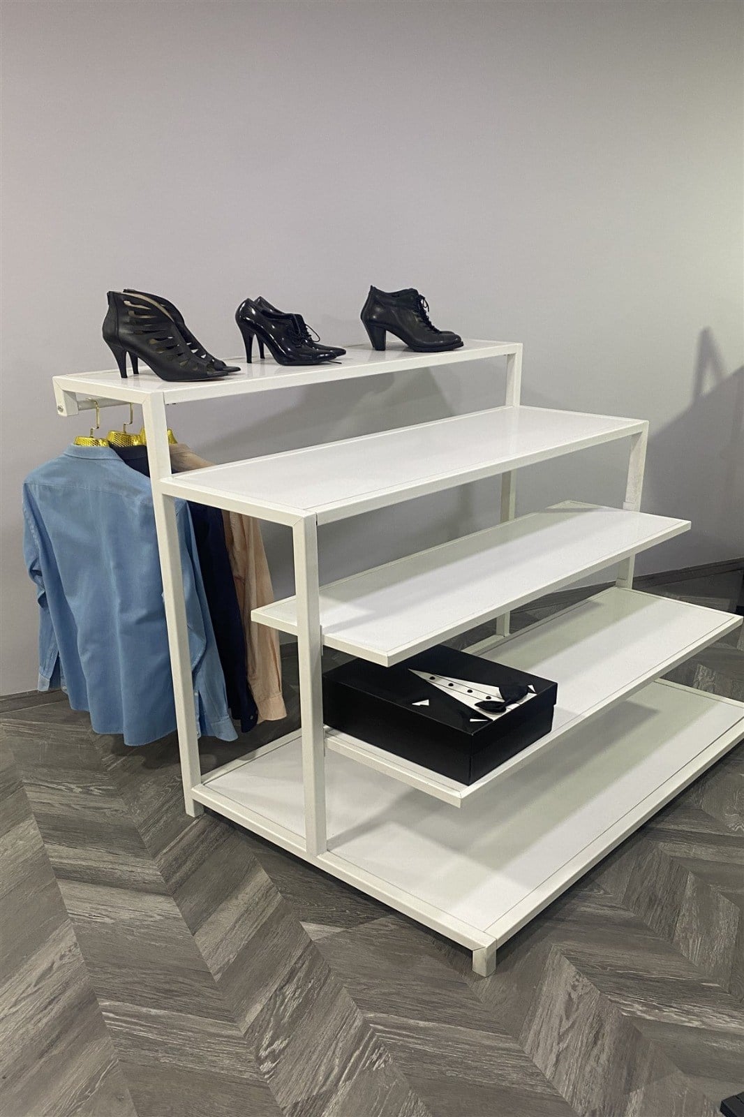 Önü Raflı Arkası Askılık Beyaz Stand