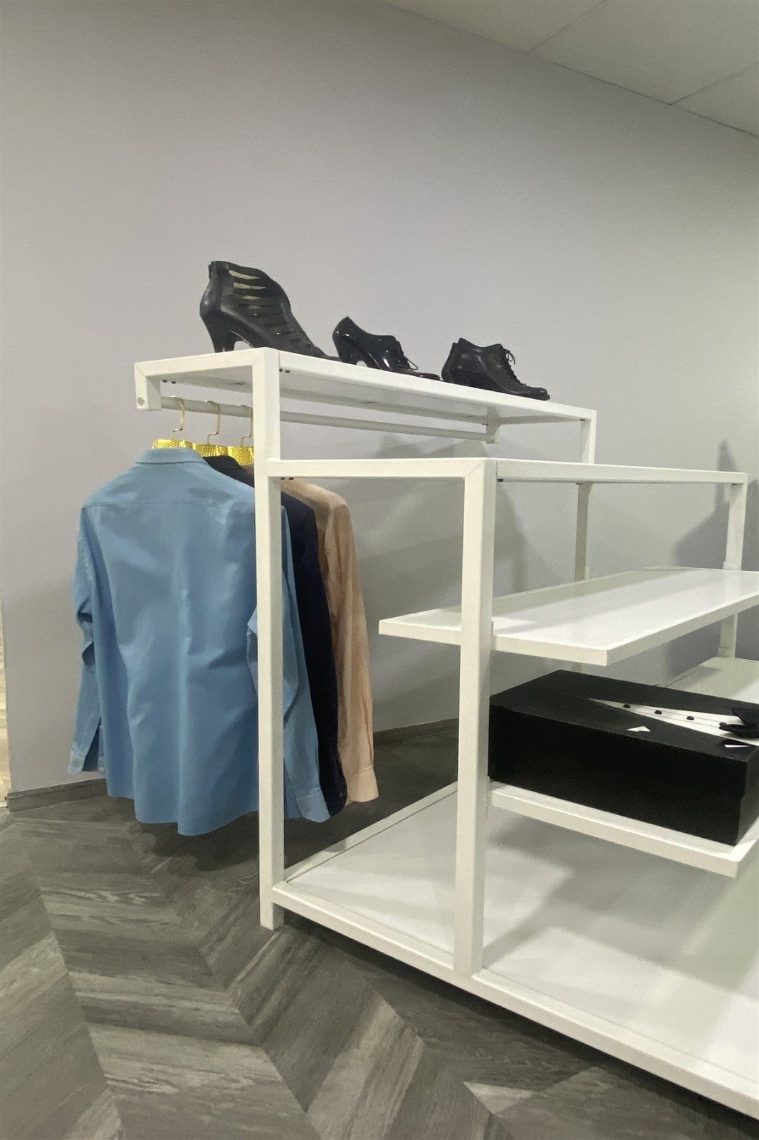 Önü Raflı Arkası Askılık Beyaz Stand