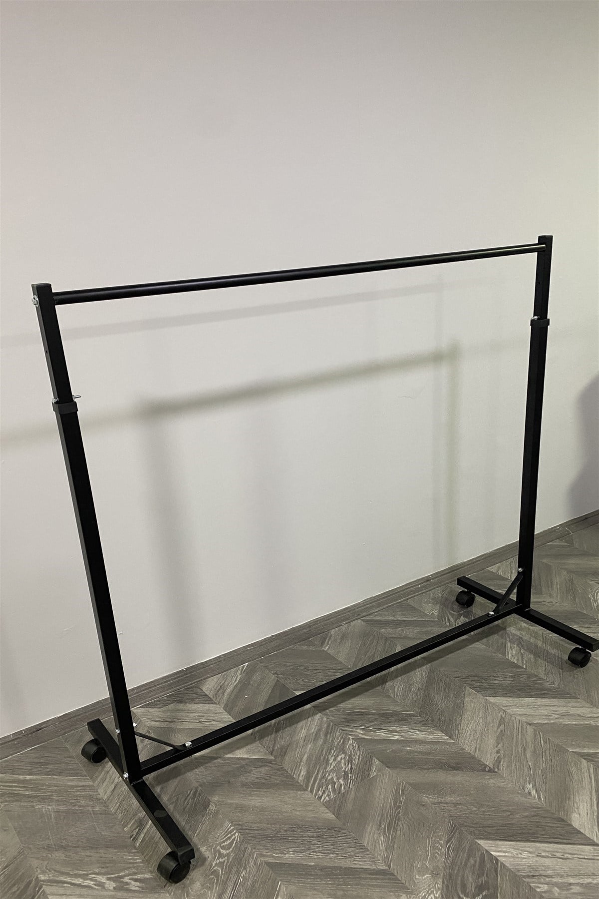 Tekli Ayarlı Siyah Askılık Stand