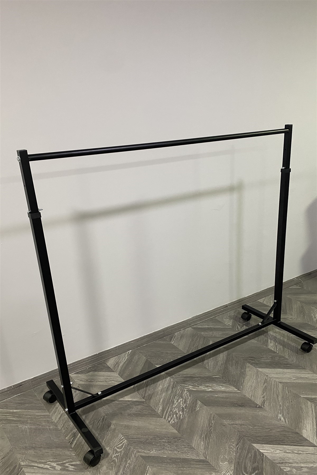 Tekli Ayarlı Siyah Askılık Stand