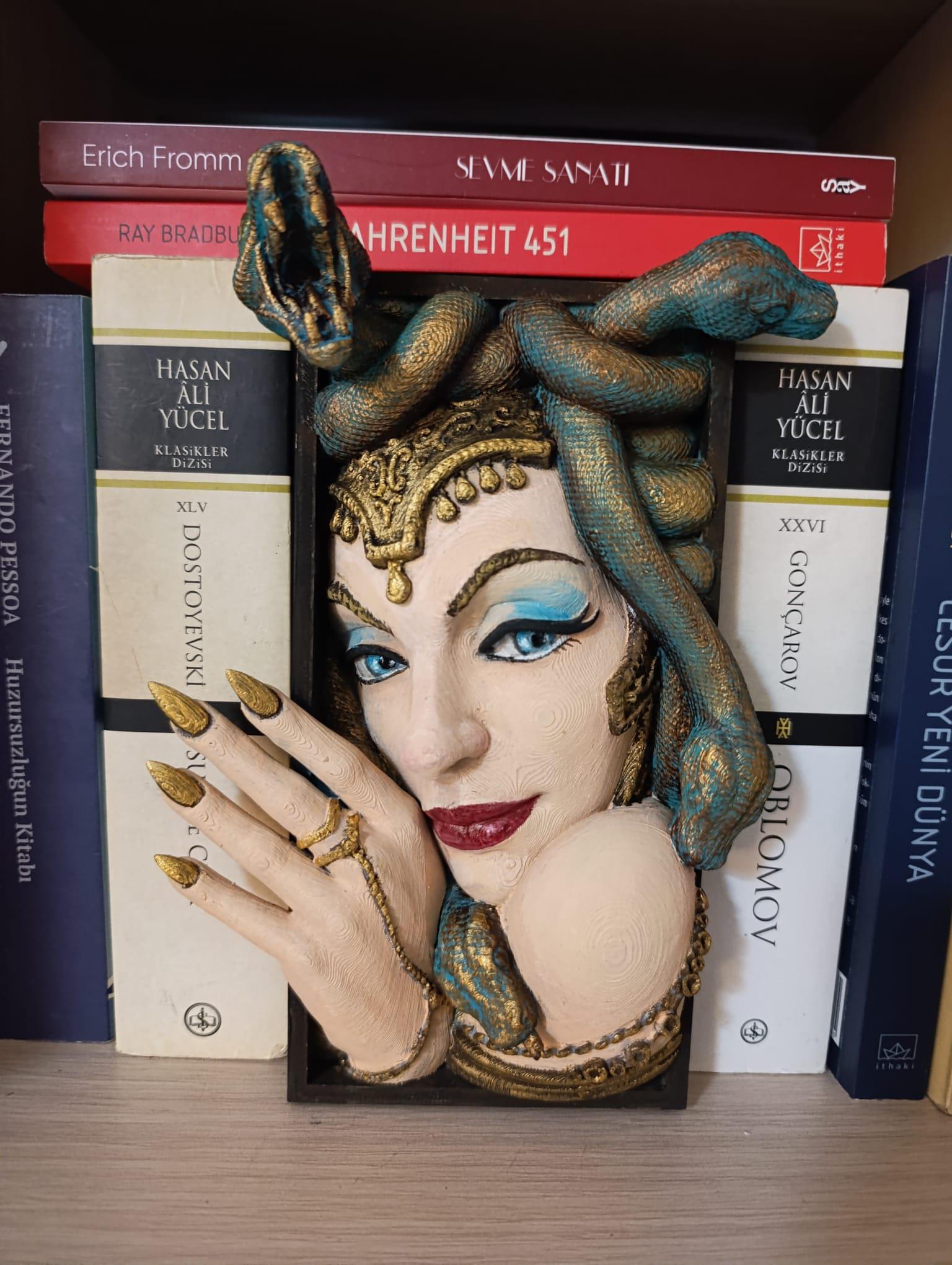 Book Nook Cleo