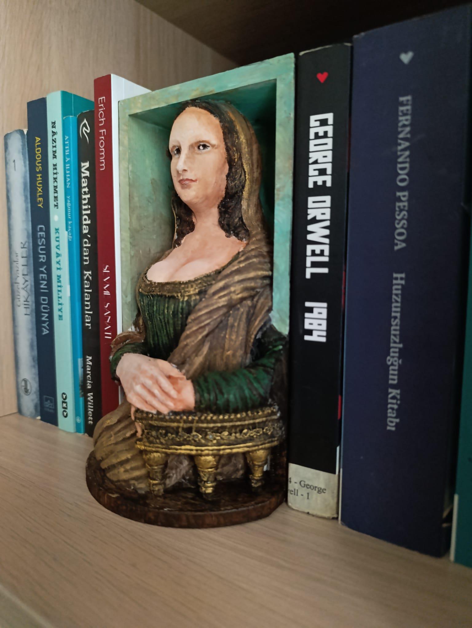 Book Nook Mona Lisa