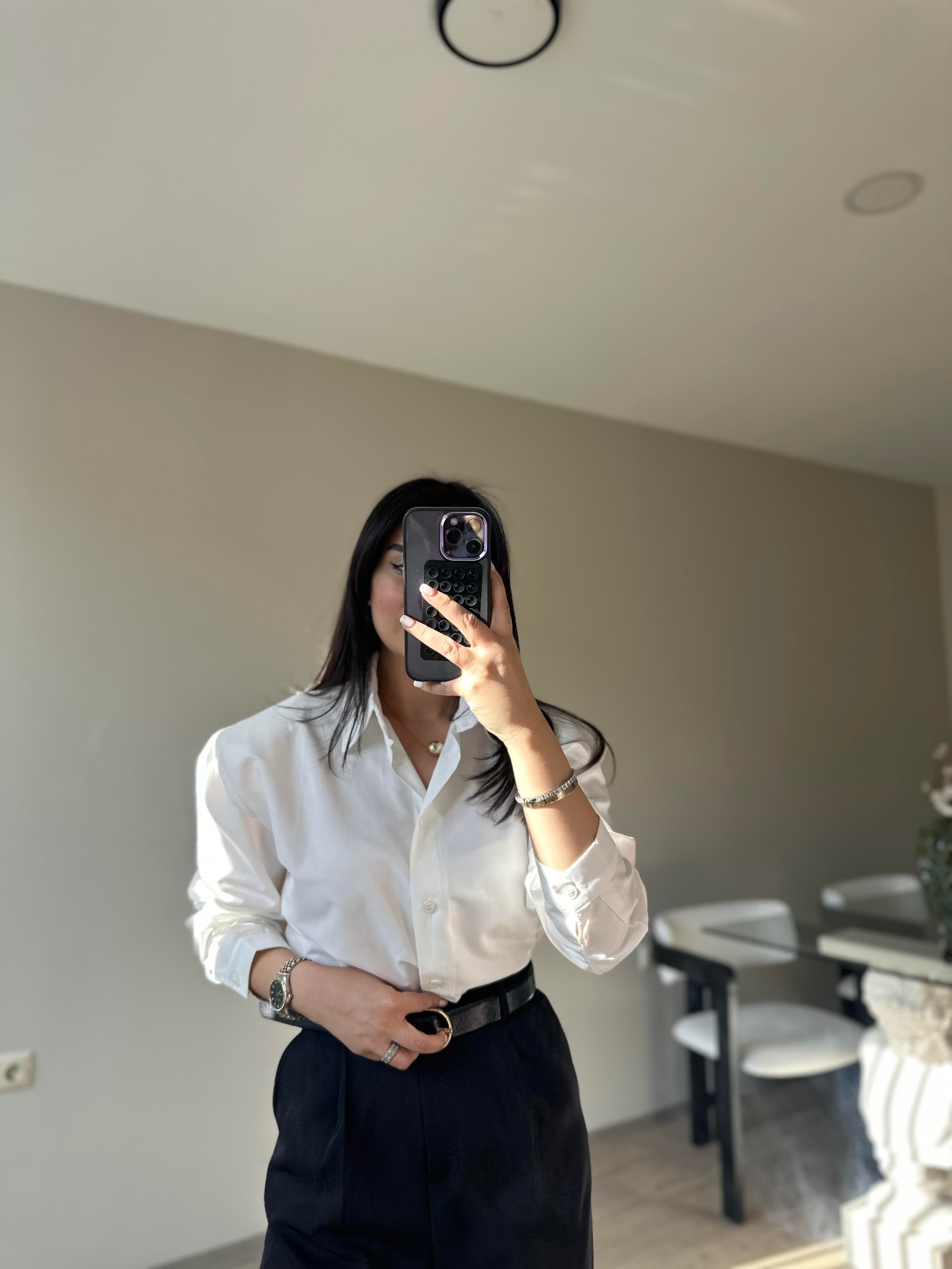 Vatkalı Beyaz Gömlek 