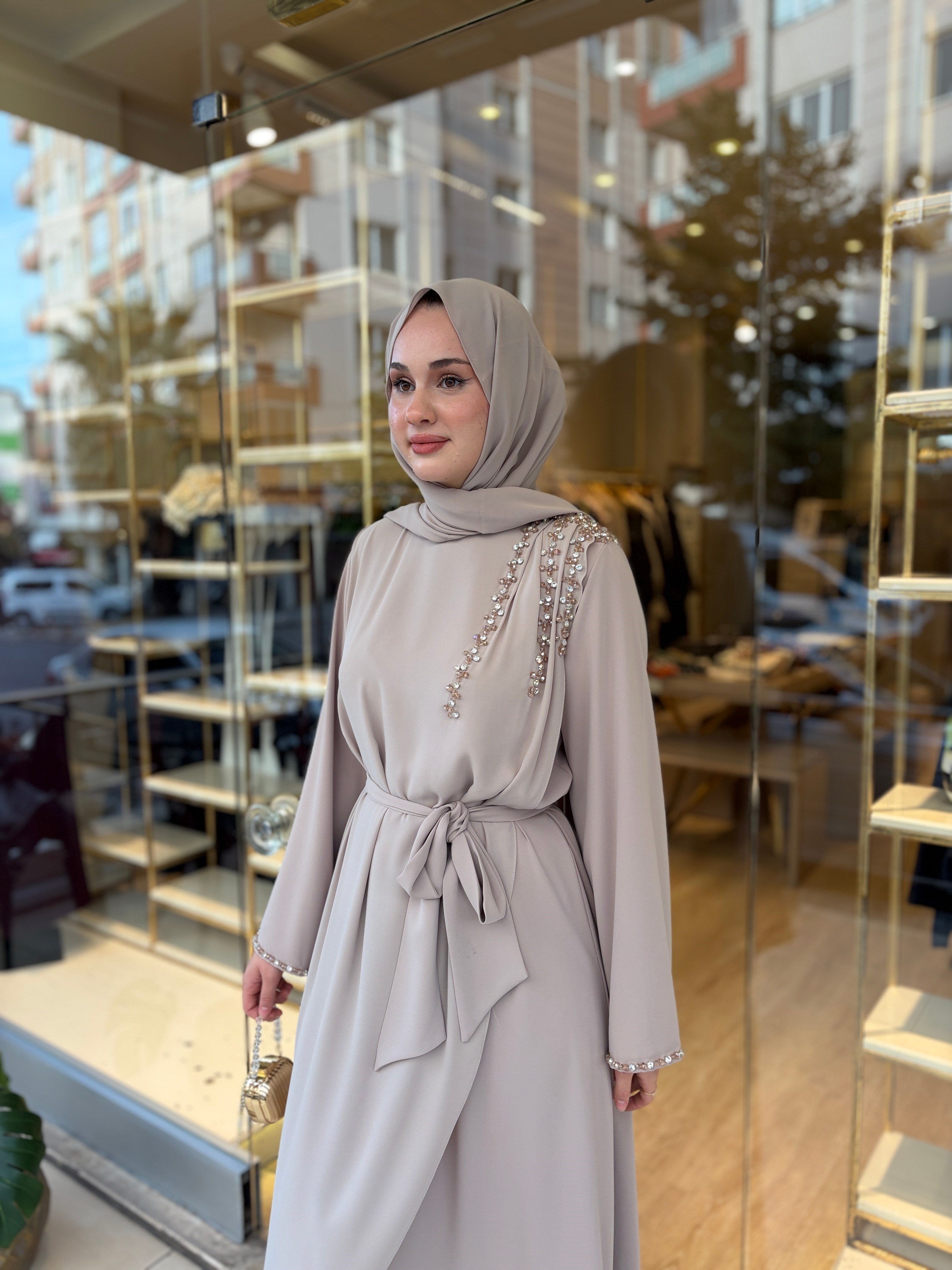 4337 OMUZLARI EL İŞİ DETAYLI ELBİSE  KOYU BEJ