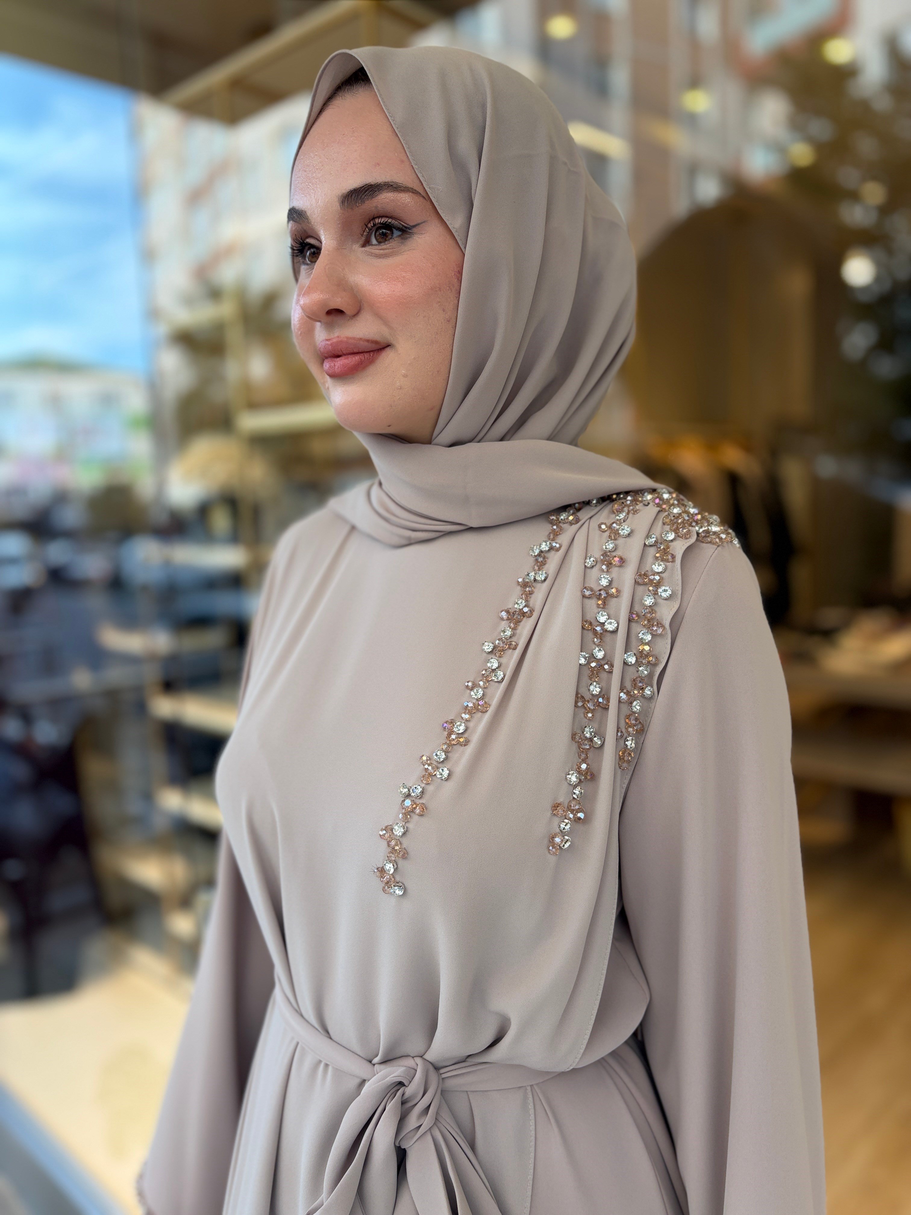4337 OMUZLARI EL İŞİ DETAYLI ELBİSE  KOYU BEJ