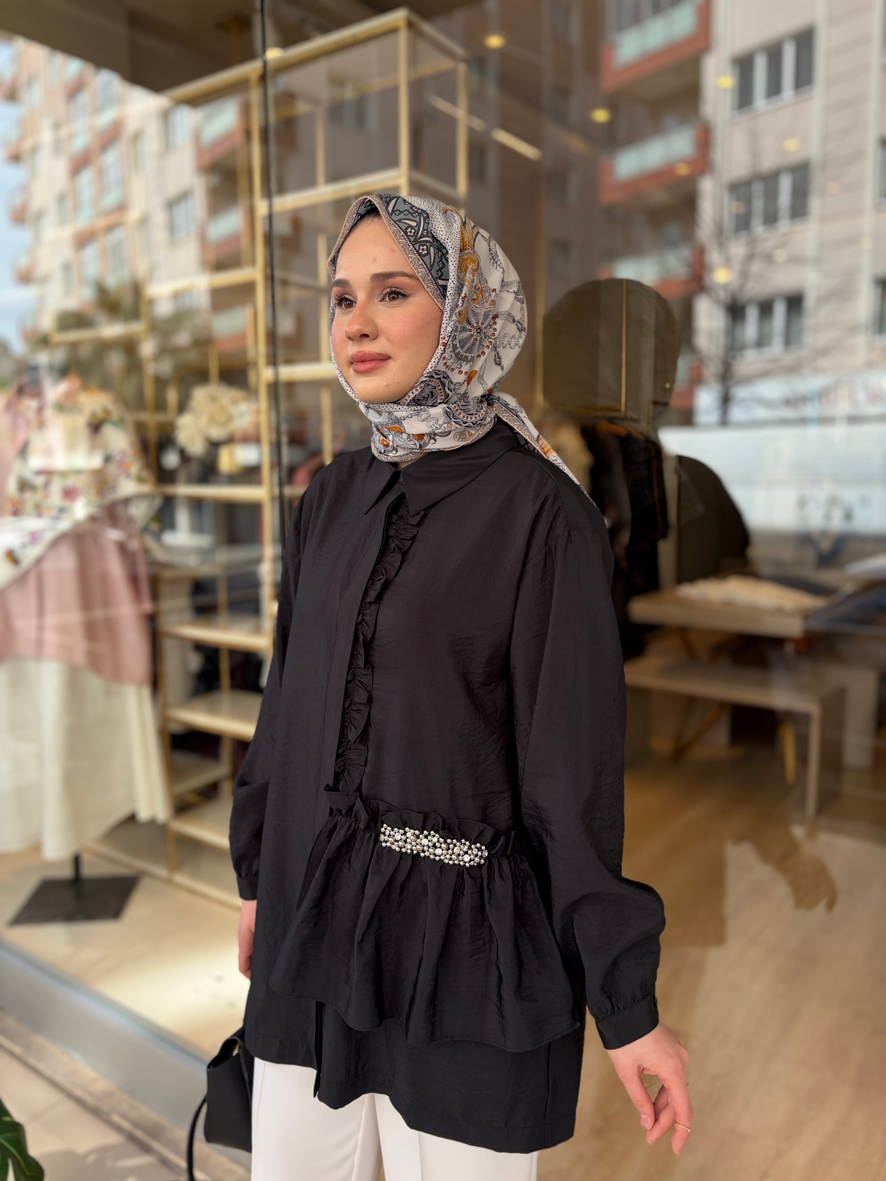 FIRFIR VE İŞLEME DETAYLI GÖMLEK SİYAH