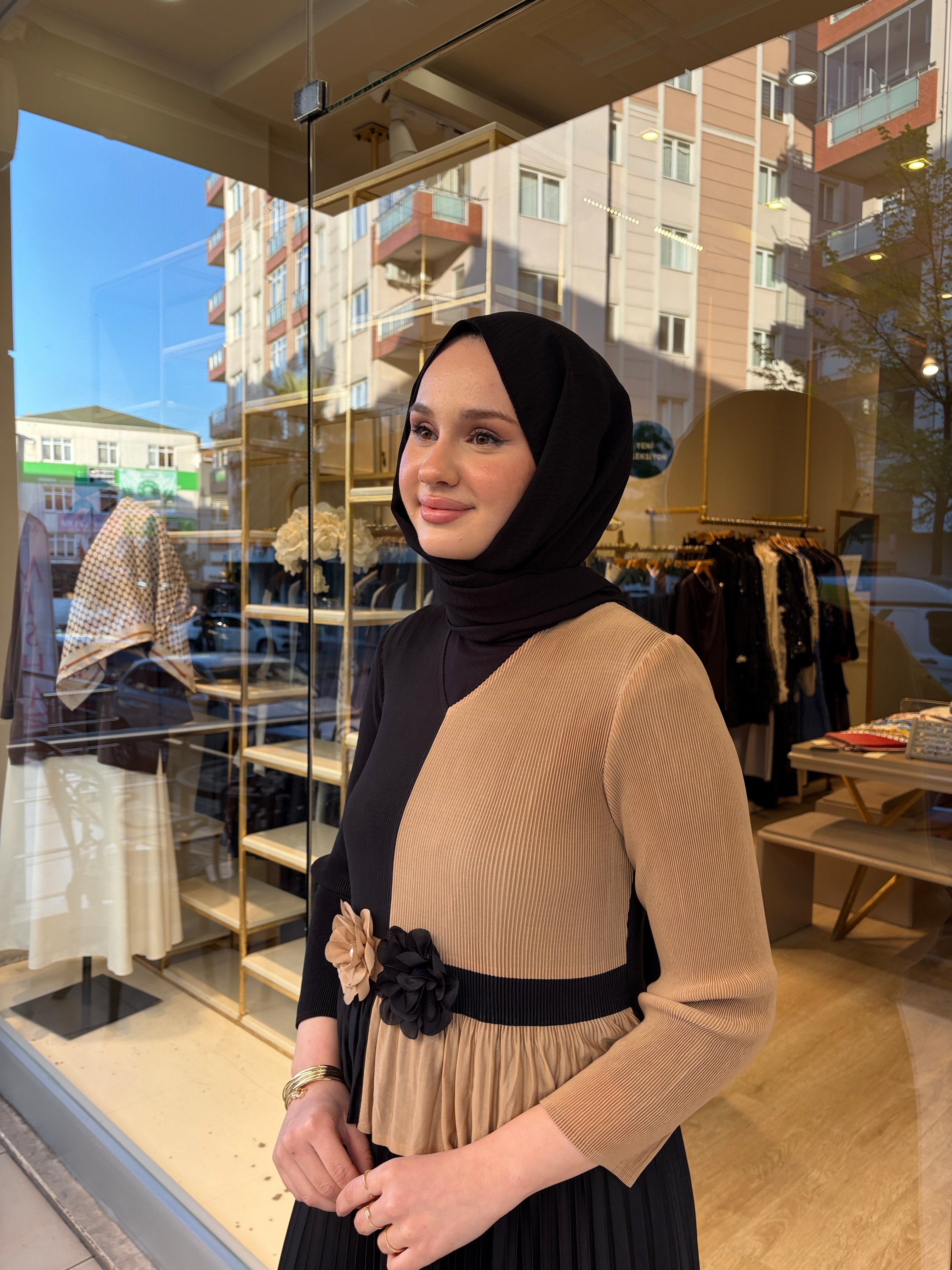 GÜL DETAYLI PLİSE ELBİSE