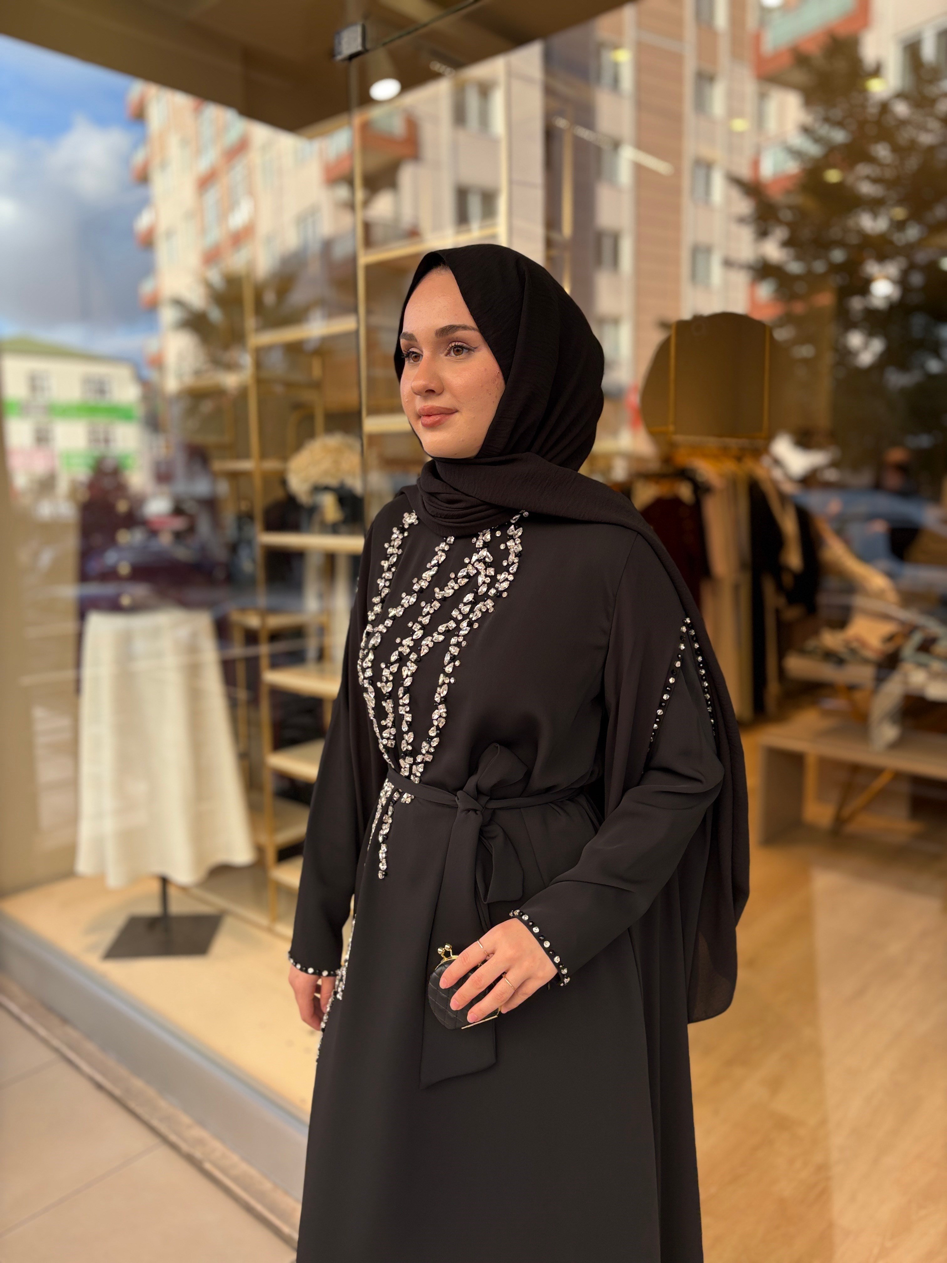 KOLLARI PELERİN DETAYLI ELİŞİ İŞLEMELİ ELBİSE  SİYAH