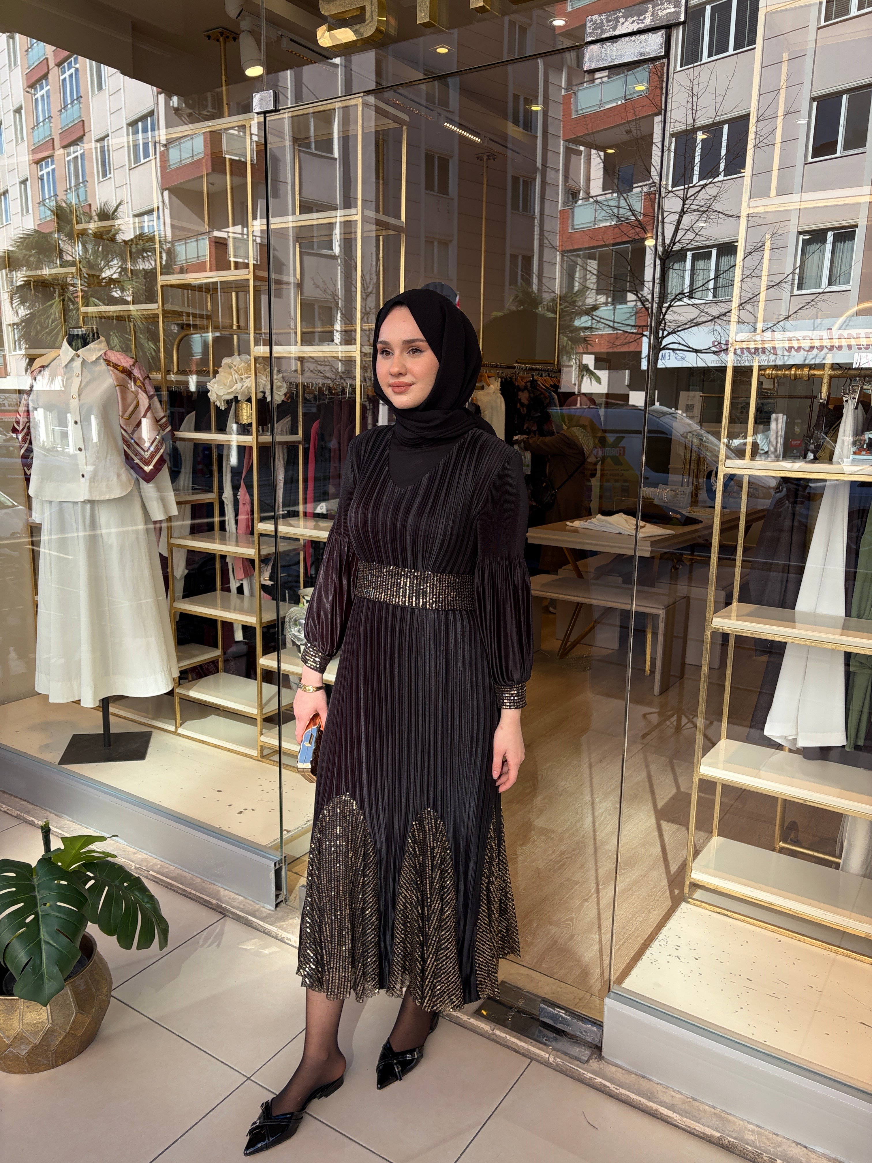 KOLLARI VE ETEĞİ PULLU ELBİSE