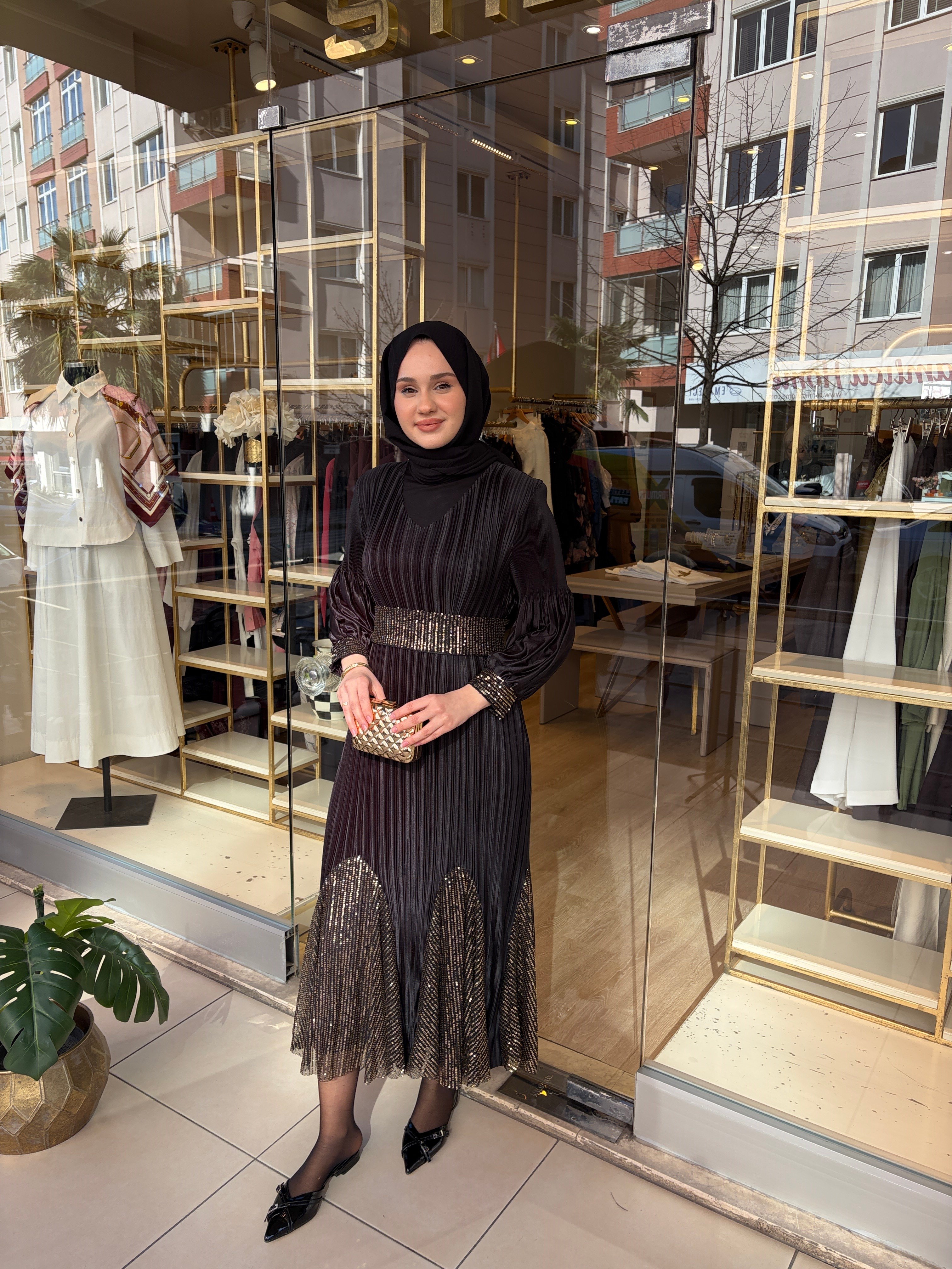 KOLLARI VE ETEĞİ PULLU ELBİSE