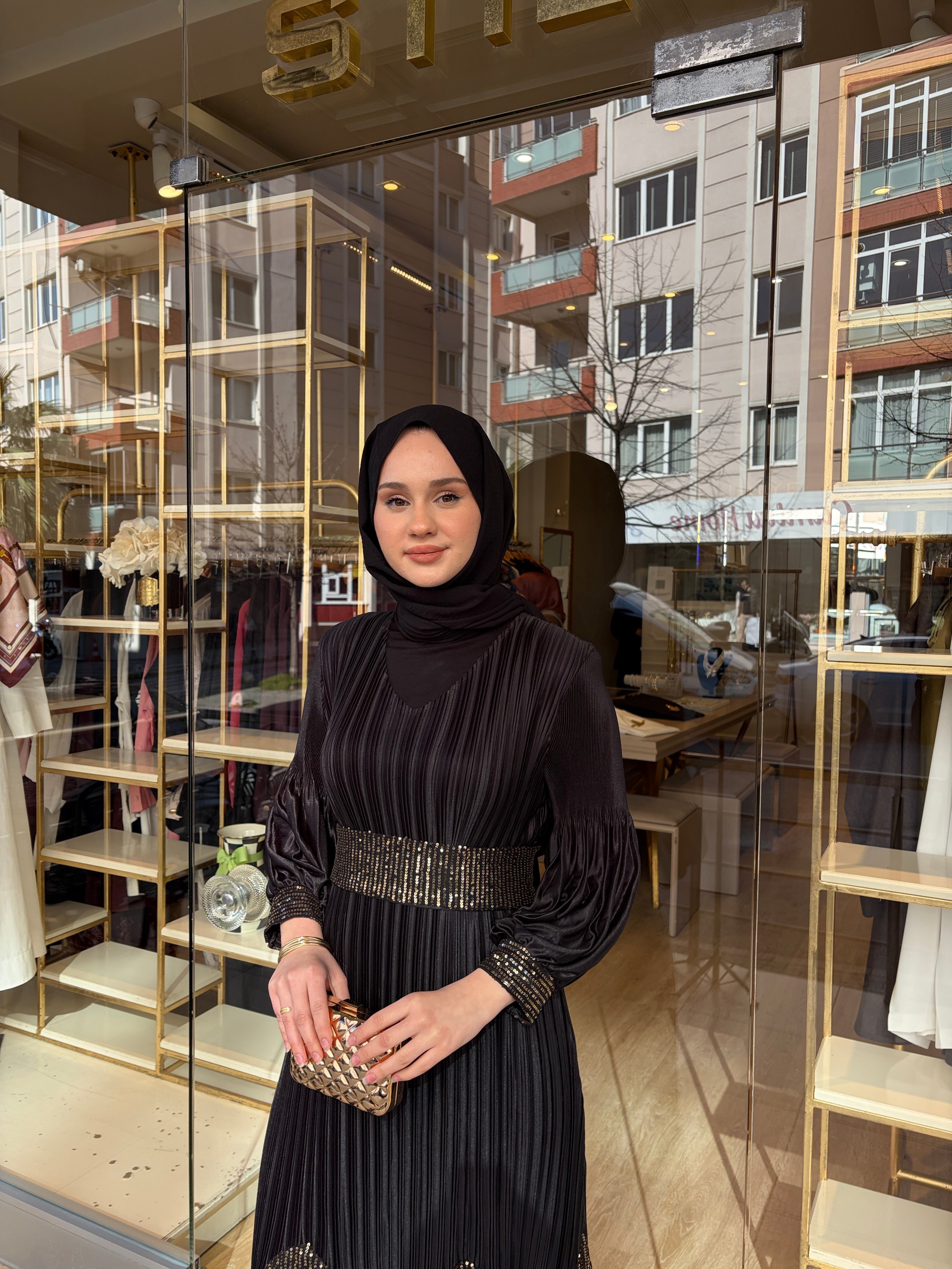 KOLLARI VE ETEĞİ PULLU ELBİSE