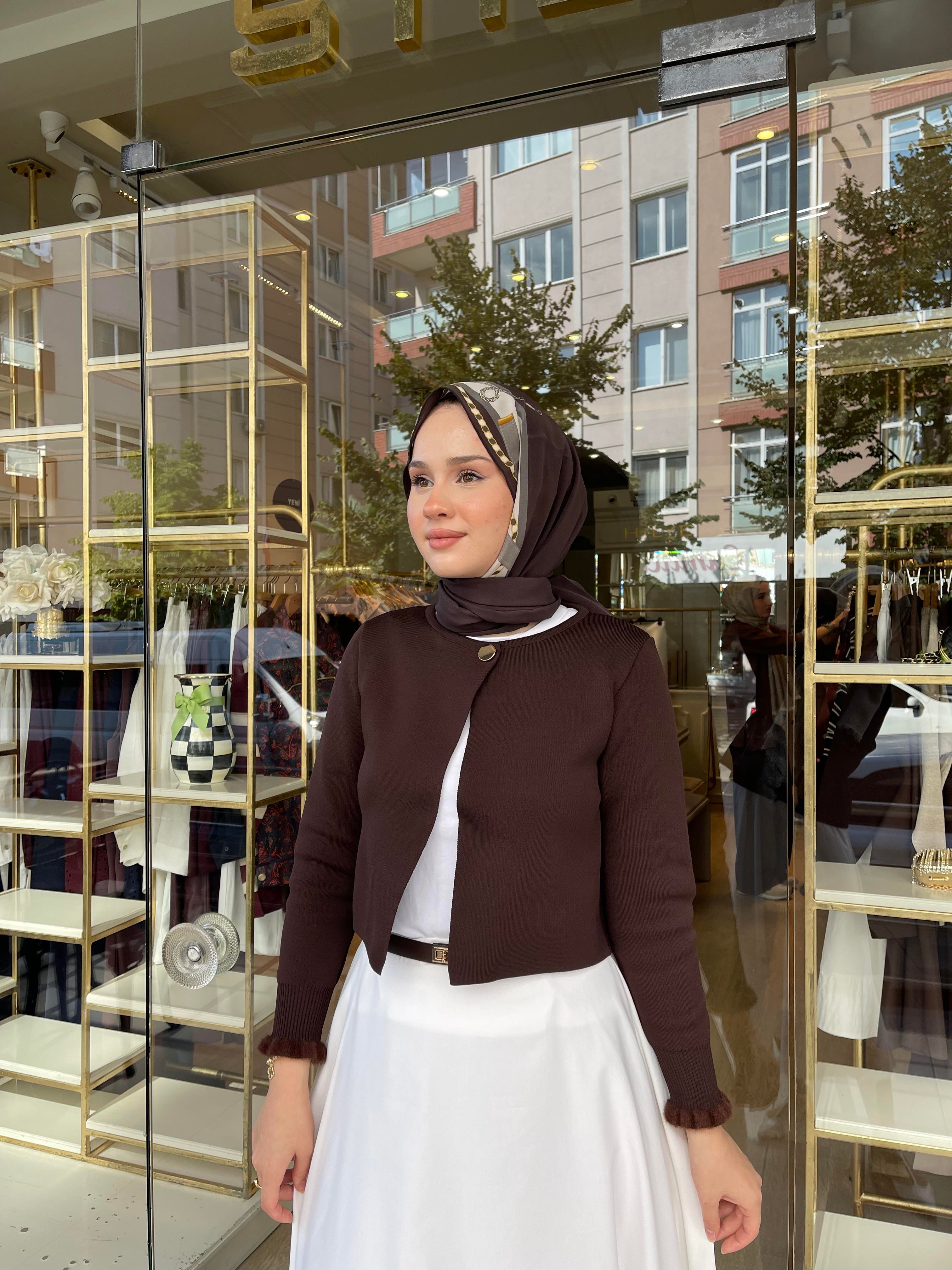 KOLU TÜYLÜ TRİKO MİNİ HIRKA KAHVERENGİ