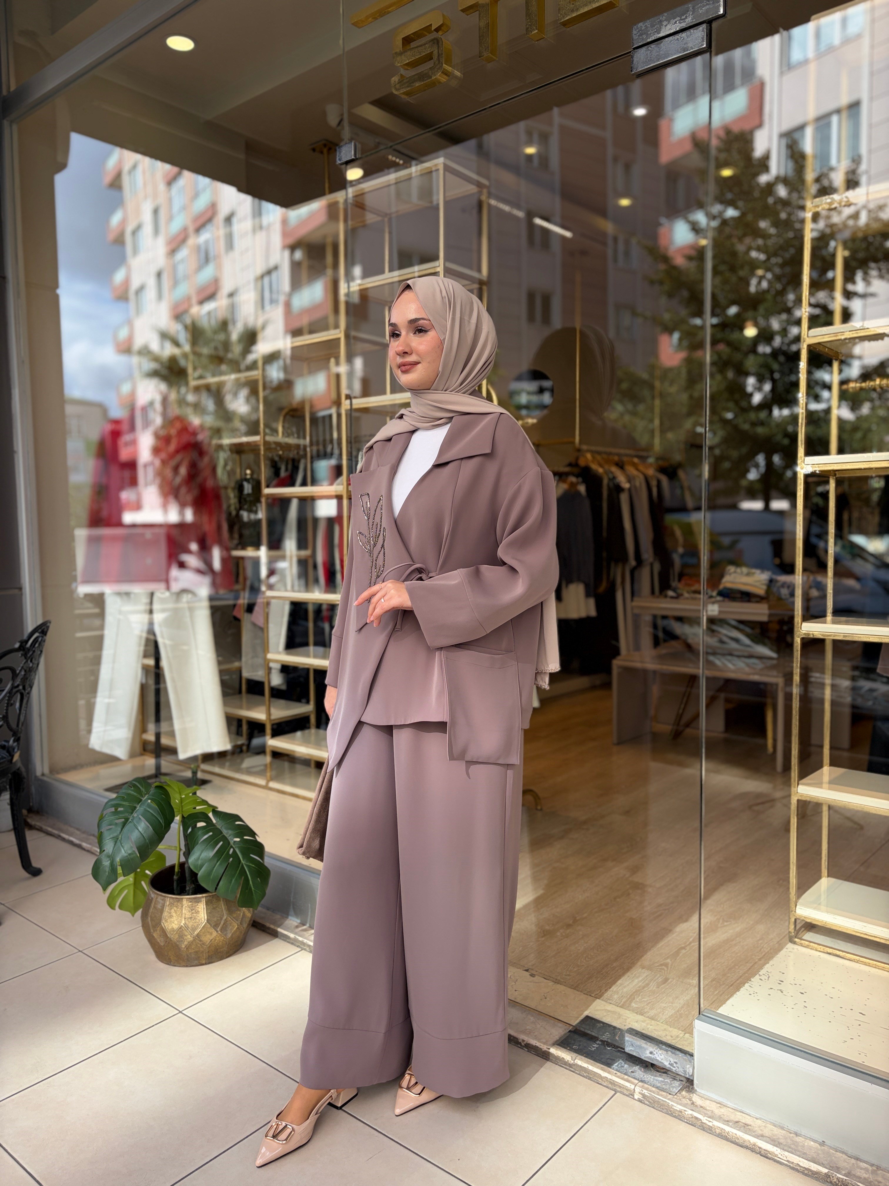 NUSS 1063 DEVRİK YAKA İŞLEMELİ KREP TAKIM VİZON