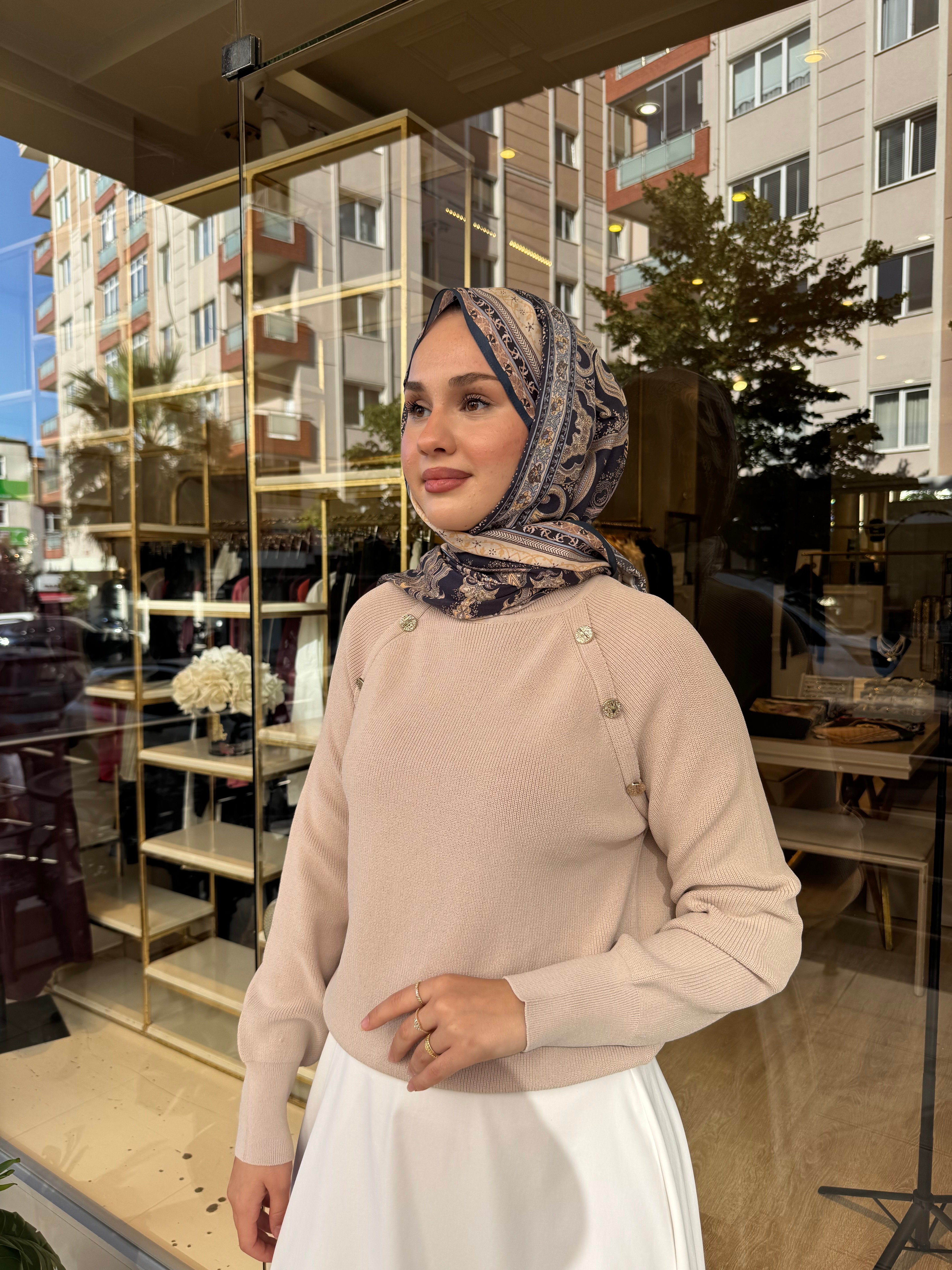 NUSS İKİ OMZU DÜĞMELİ KAZAK BEJ