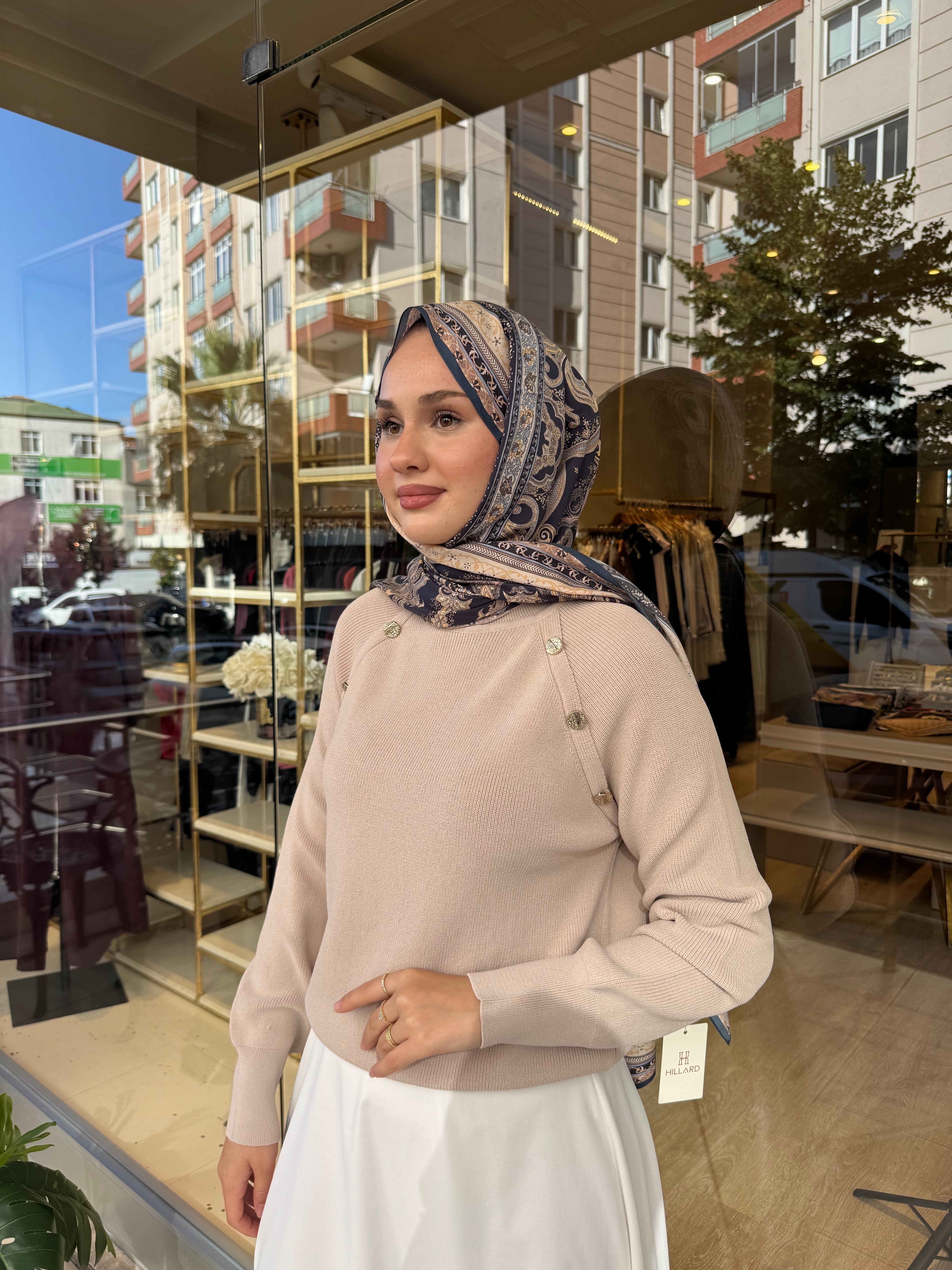 NUSS İKİ OMZU DÜĞMELİ KAZAK BEJ
