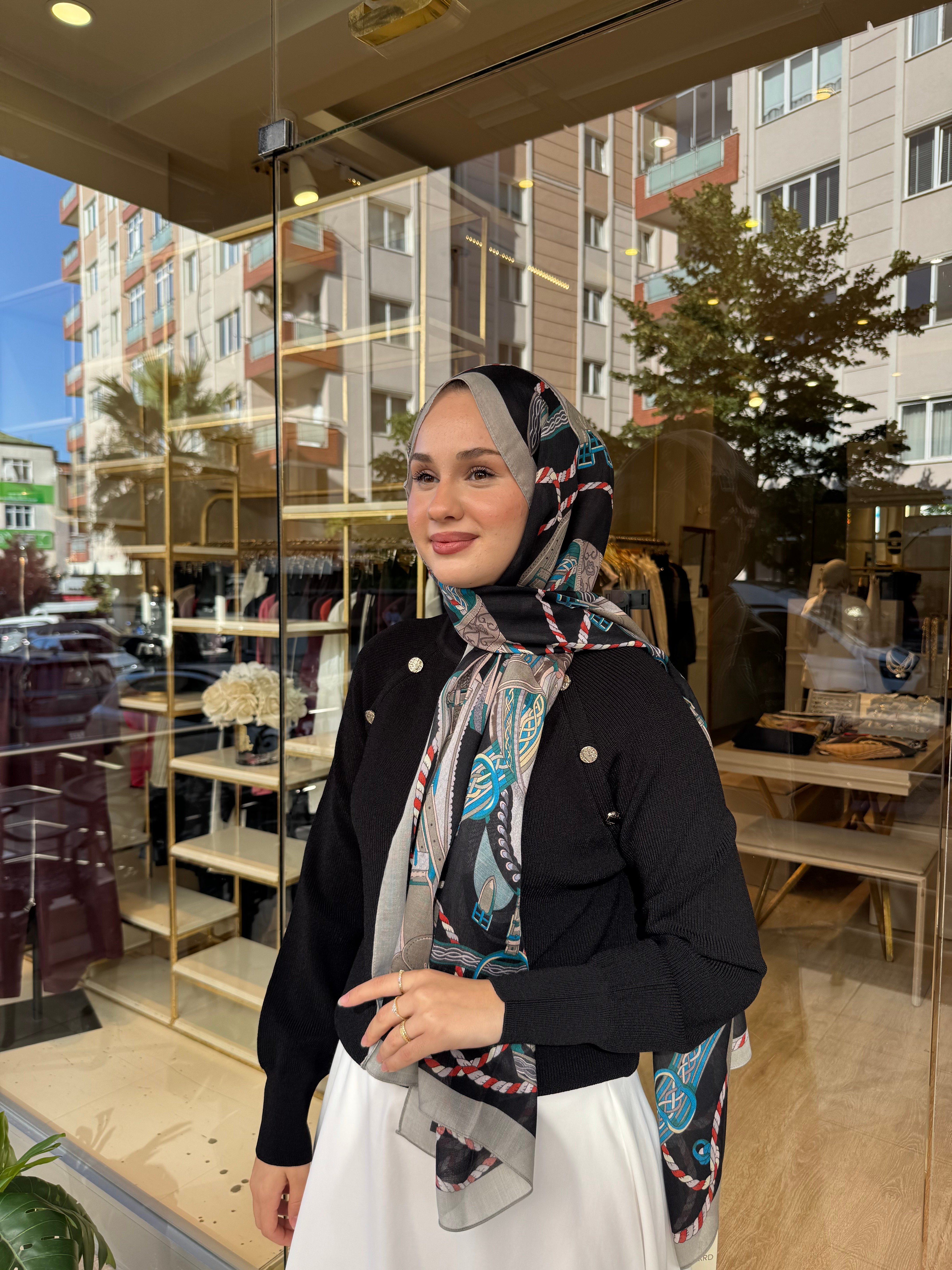 NUSS İKİ OMZU DÜĞMELİ KAZAK SİYAH