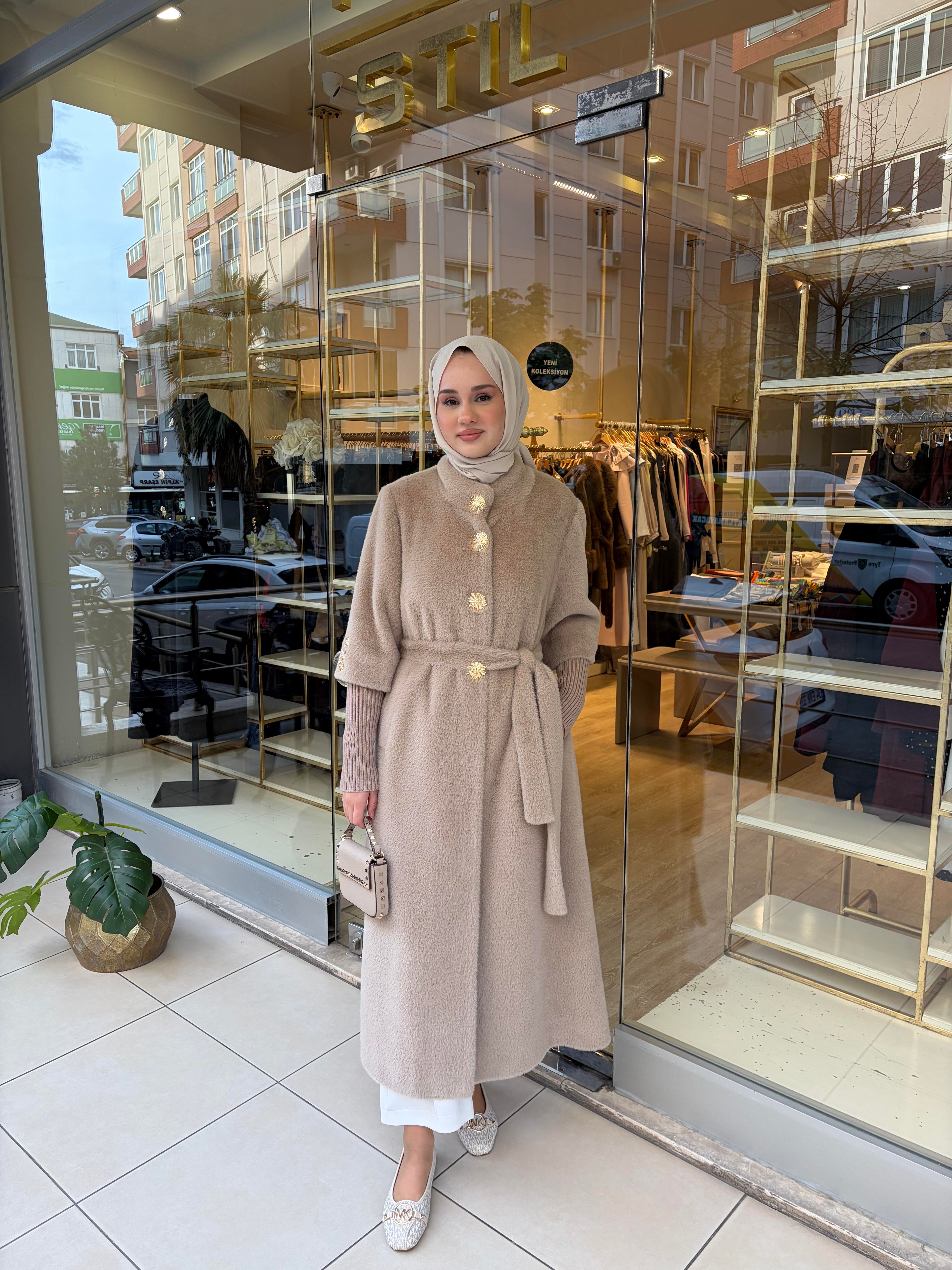 ÖNÜ VE KOLU DÜĞMELİ BEJ KABAN