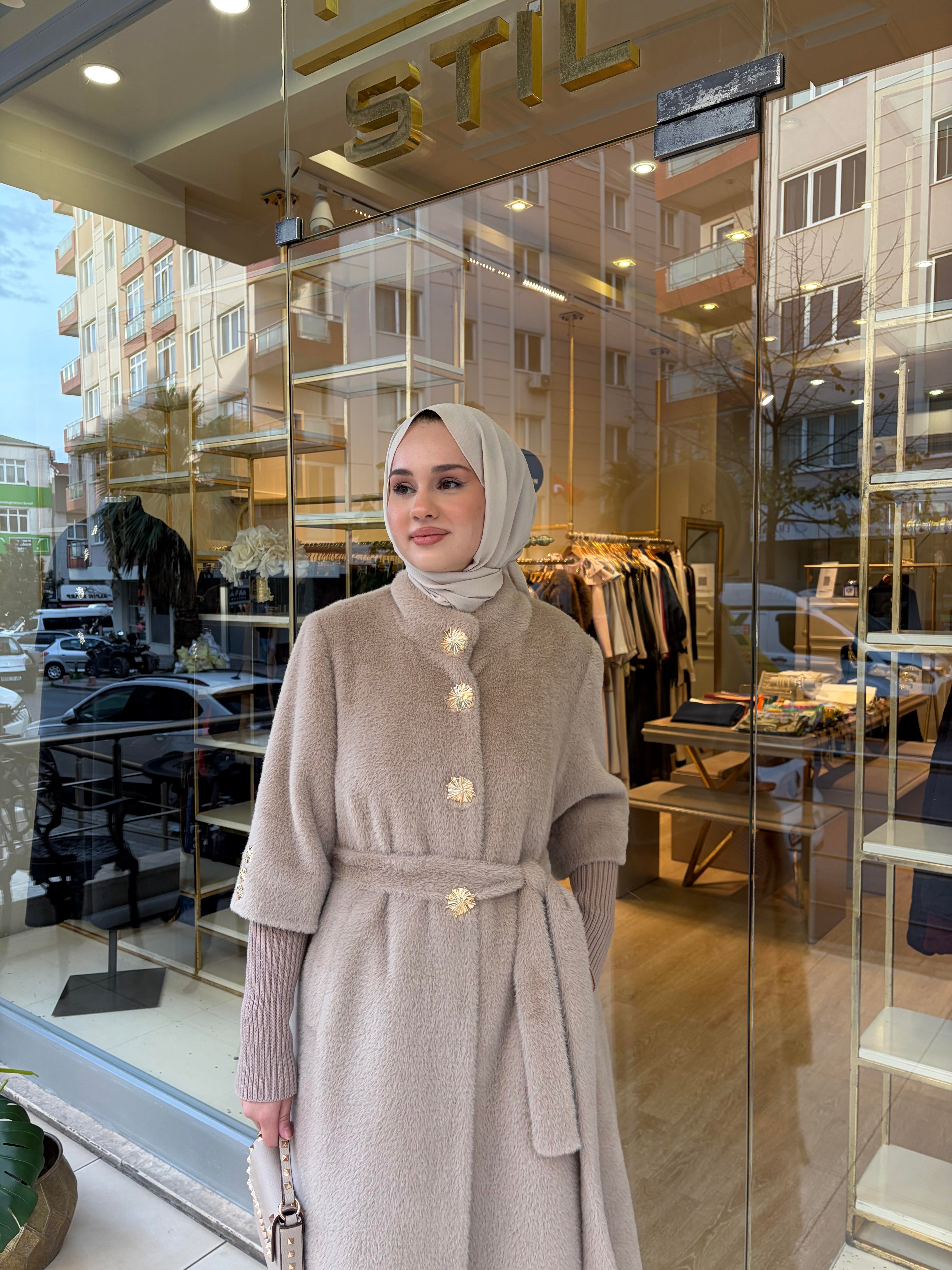 ÖNÜ VE KOLU DÜĞMELİ BEJ KABAN