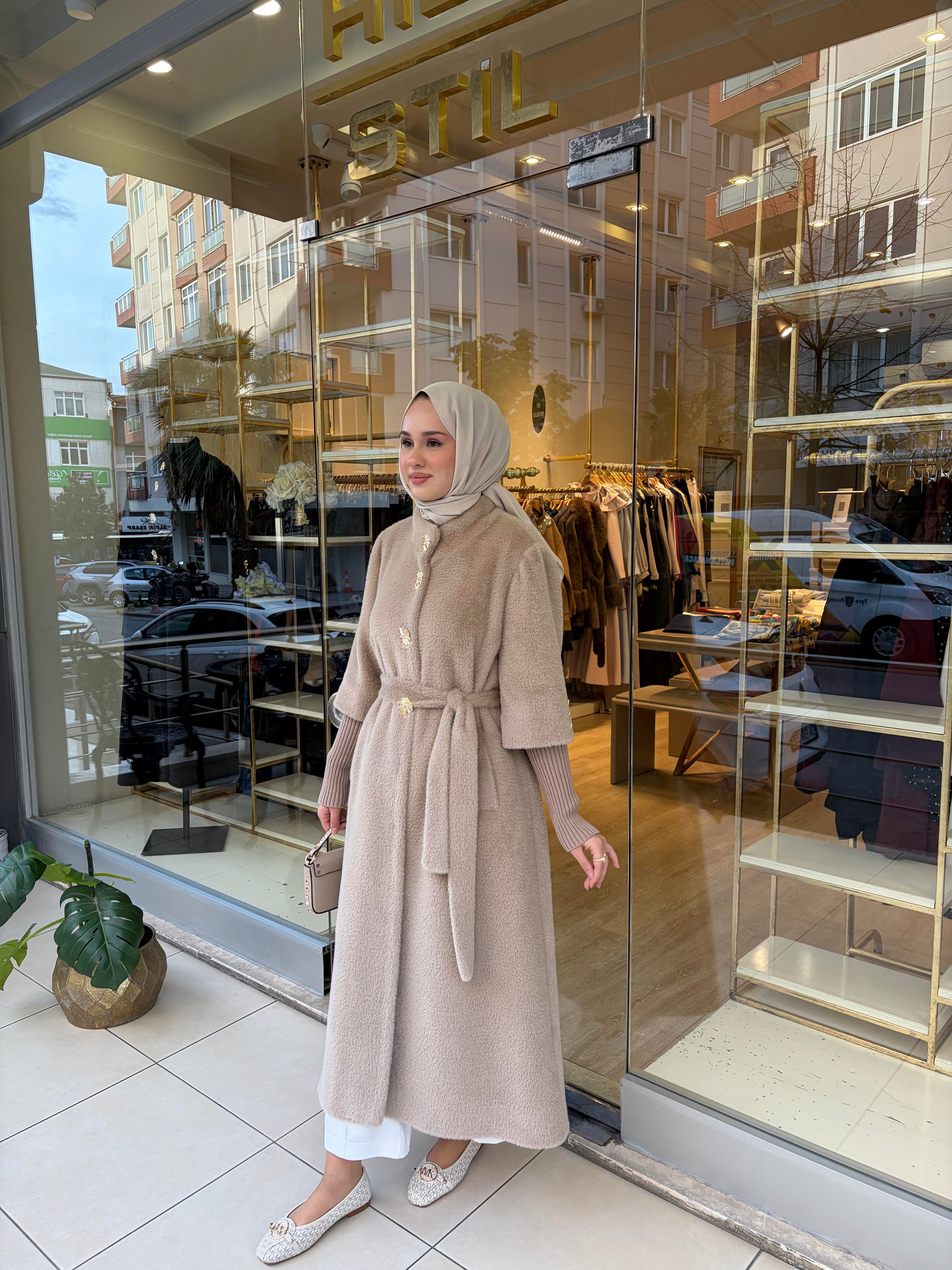 ÖNÜ VE KOLU DÜĞMELİ BEJ KABAN