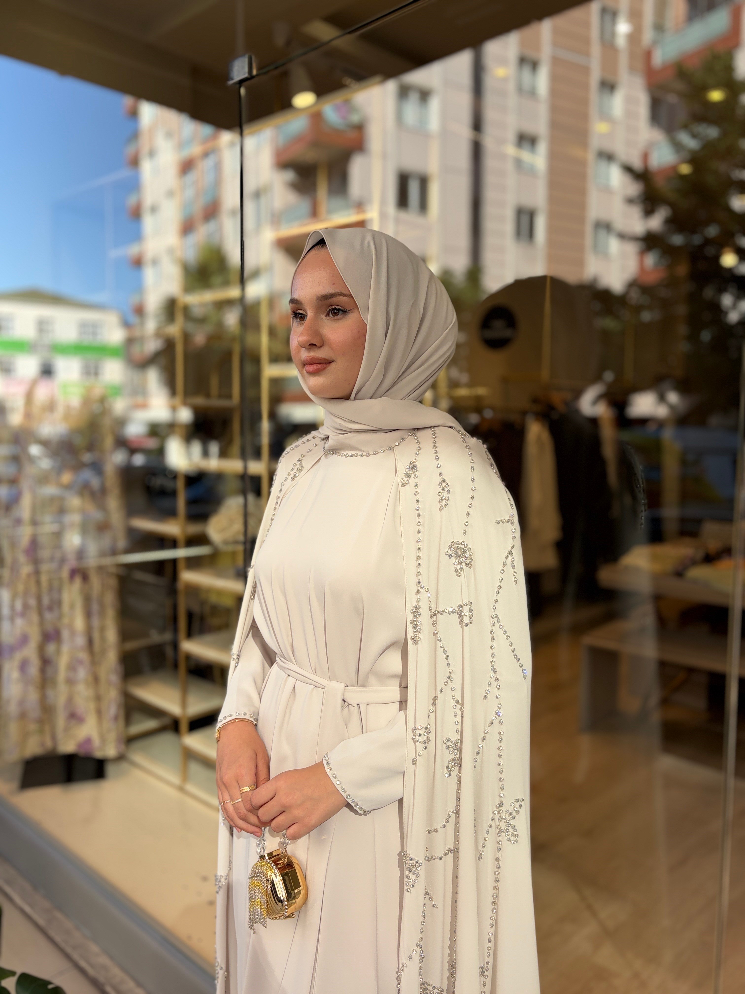 ŞİFON PELERİNLİ ELBİSE BEJ
