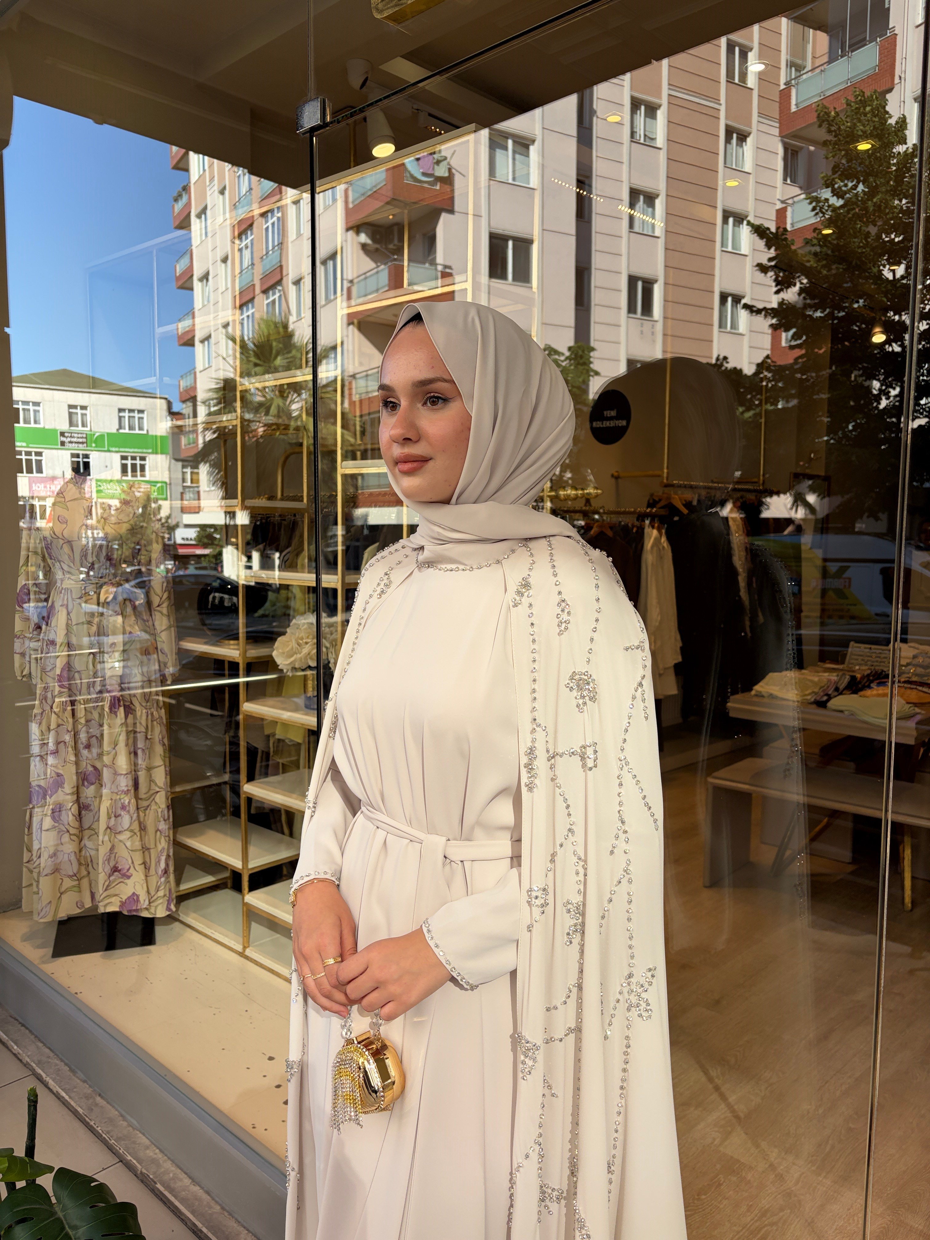 ŞİFON PELERİNLİ ELBİSE BEJ