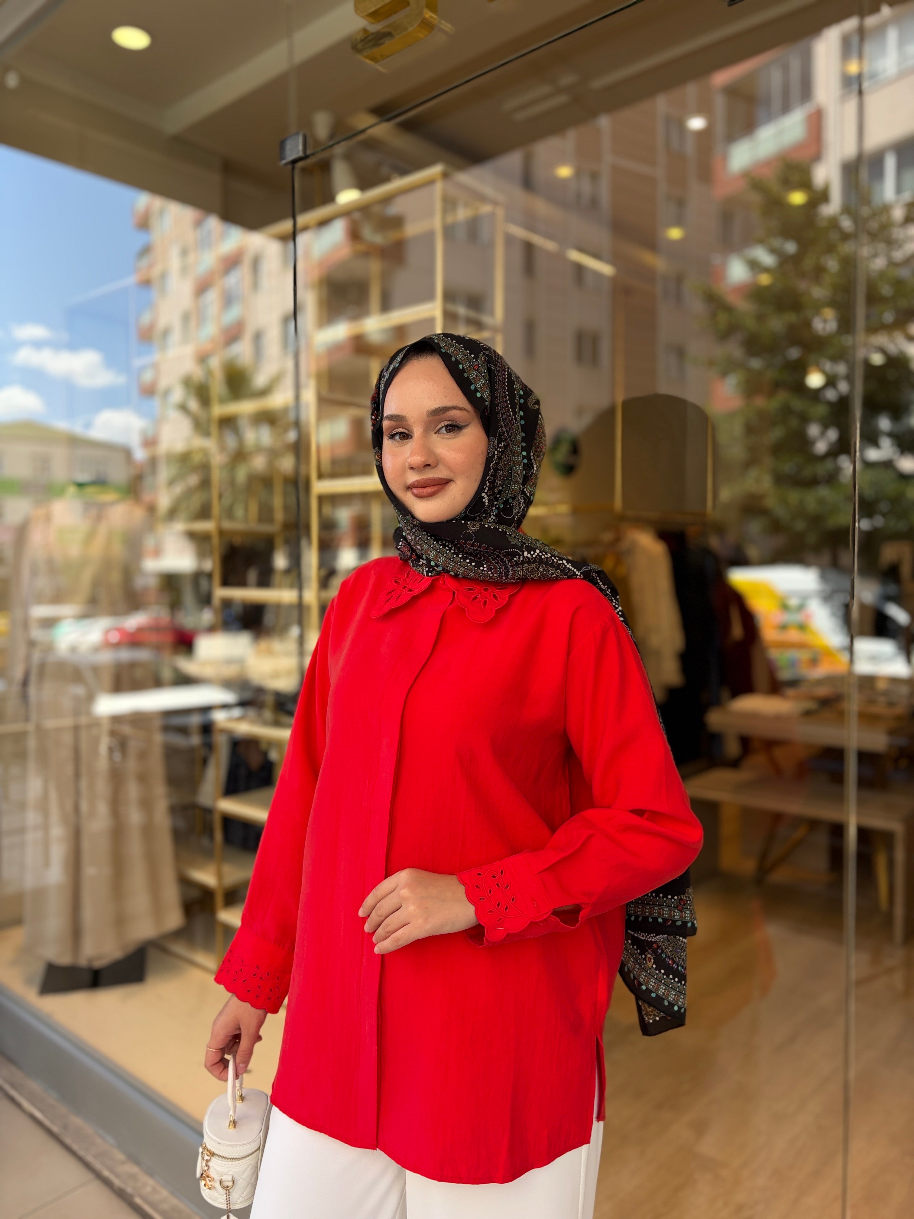 YAKASI MANŞETLİ NAKIŞ DETAYLI GÖMLEK KIRMIZI