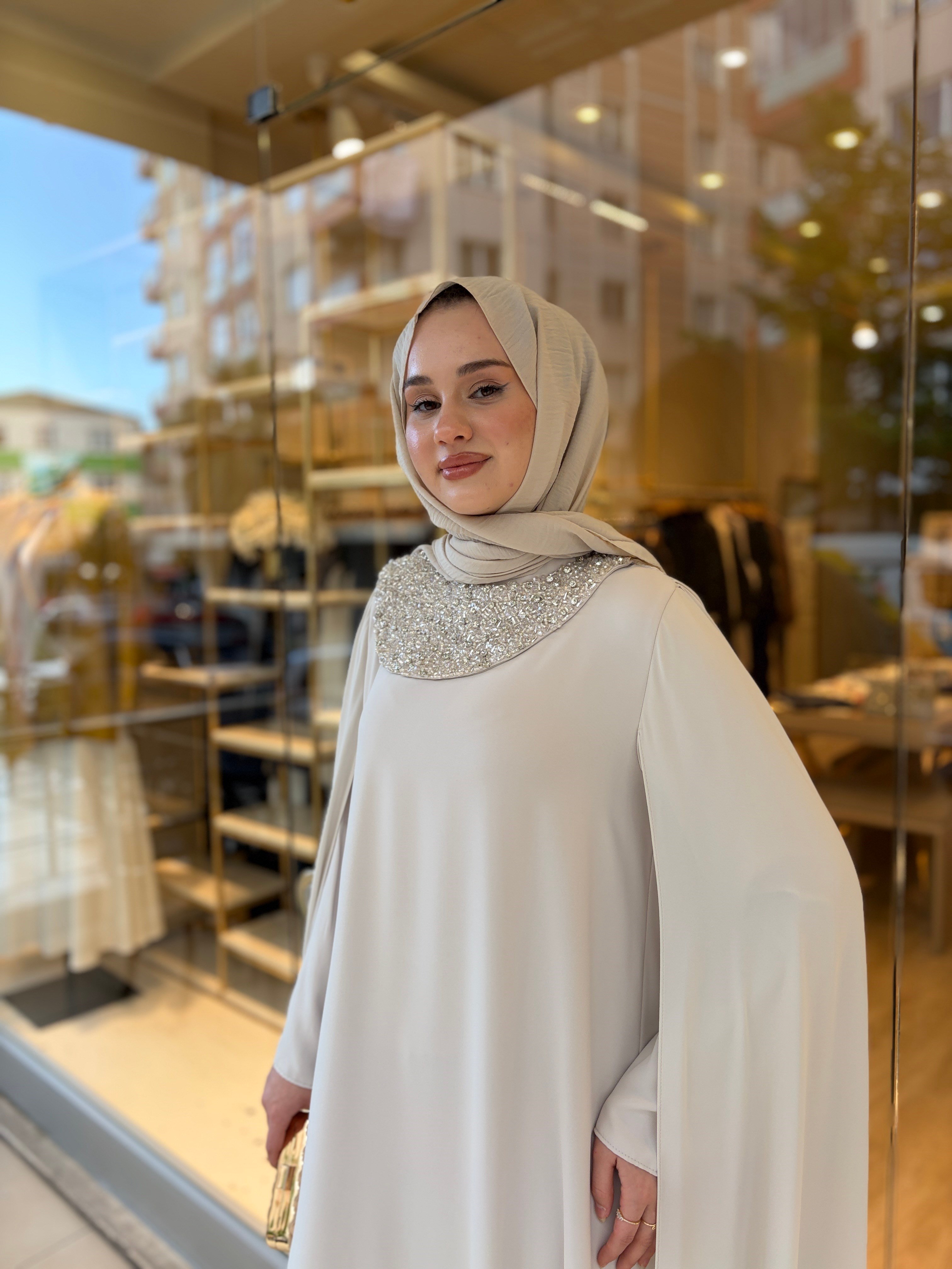 YAKASI TAŞLI ELBİSE BEJ