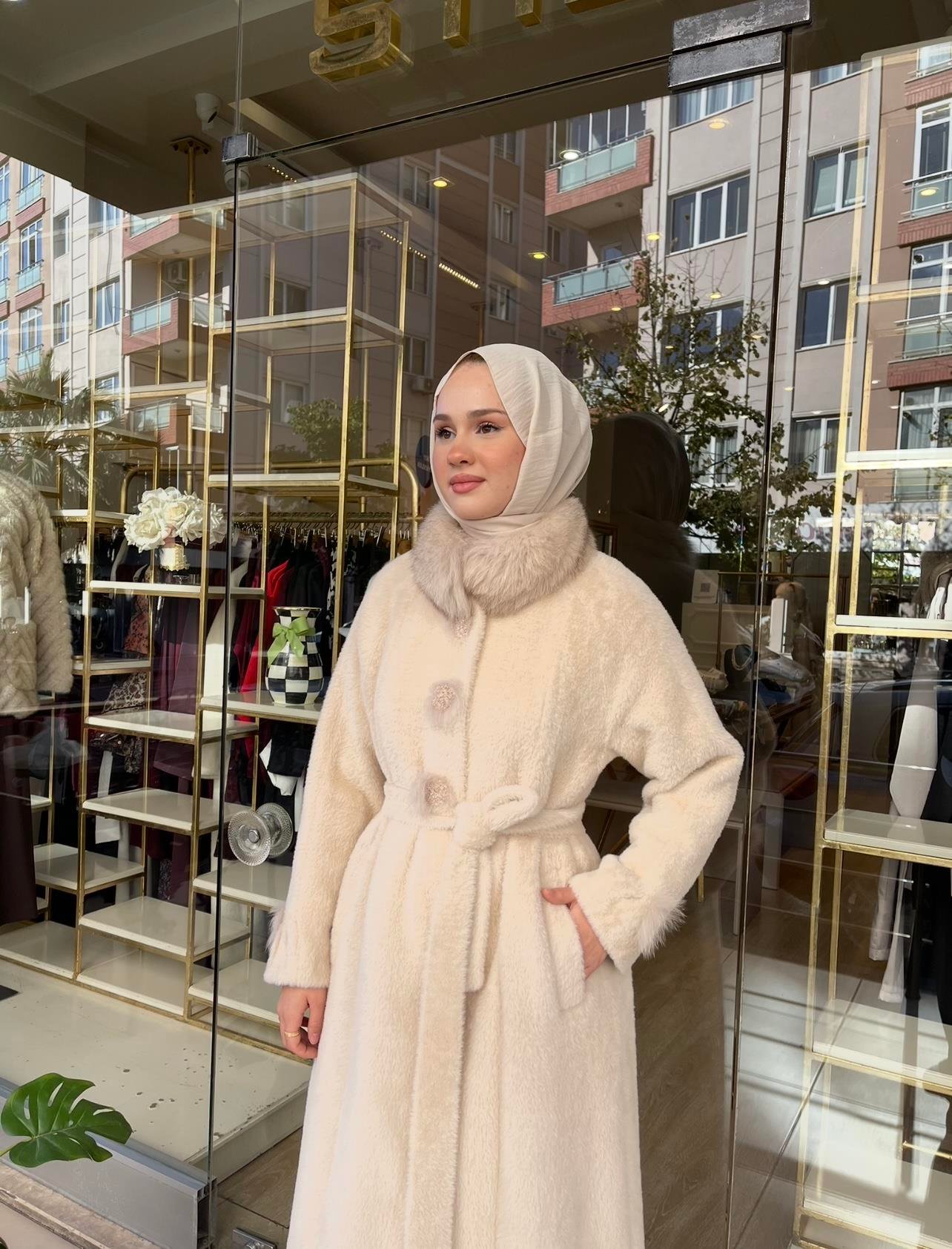 YAKASI VE KOL UCU BONCUK İŞLEMELİ BEJ KABAN