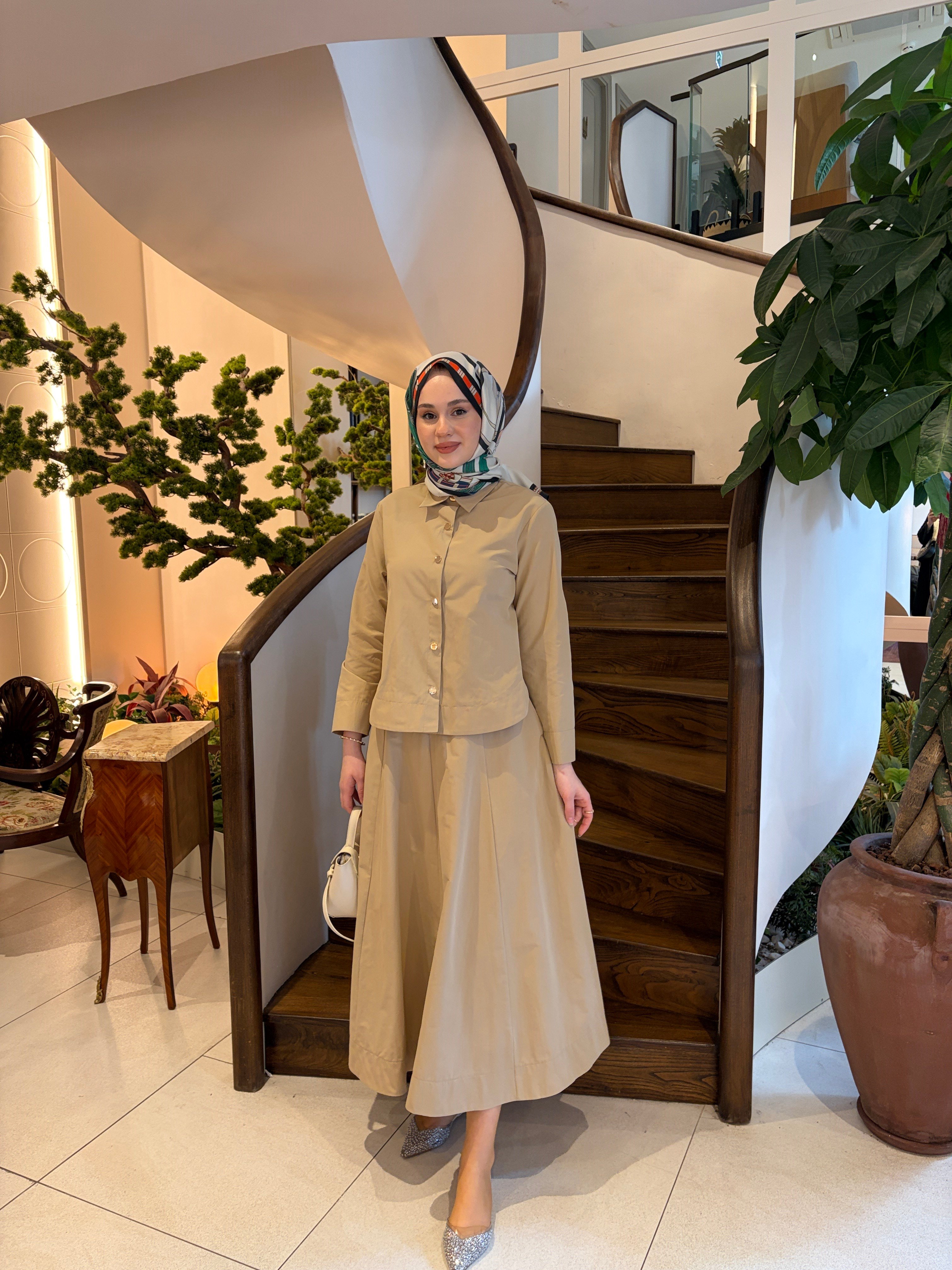 ZÜMRA ETEKLİ TAKIM CAMEL
