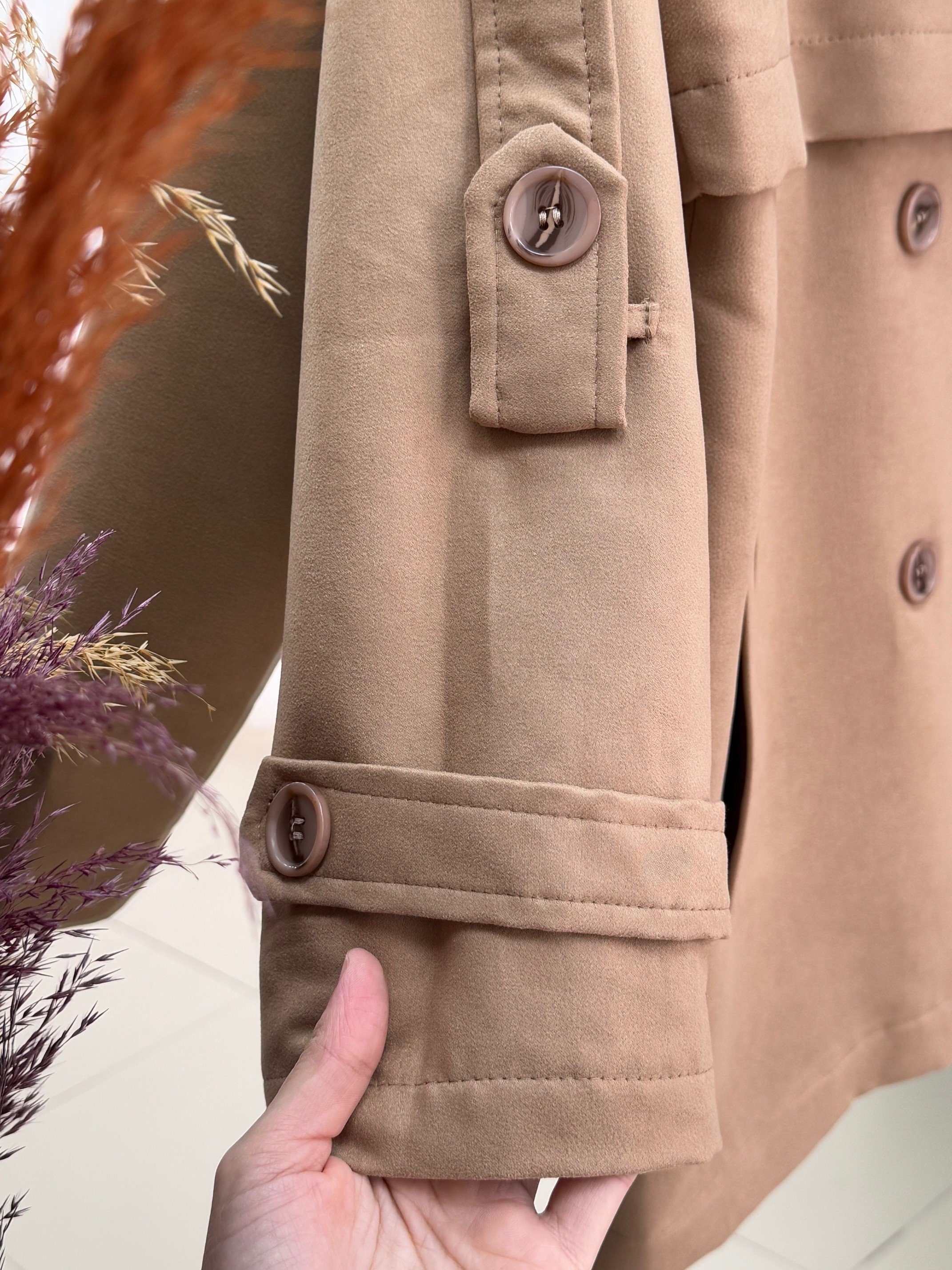 Aline Kapaklı Kol Ucu ve Omuz Kemer Detaylı Kısa Trenç-EN2199 Taba