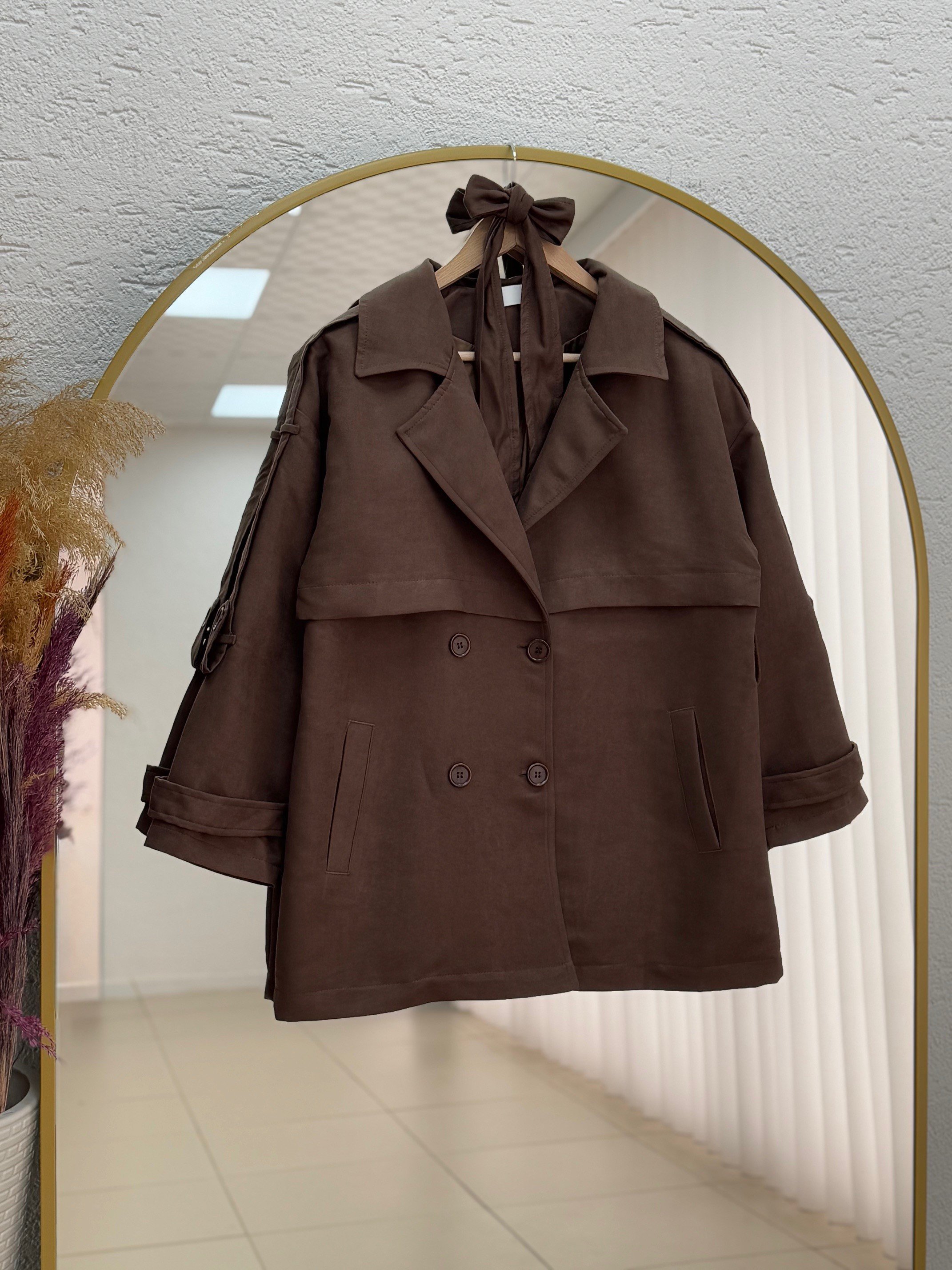 Aline Kapaklı Kol Ucu ve Omuz Kemer Detaylı Kısa Trenç-EN2199 Kahve