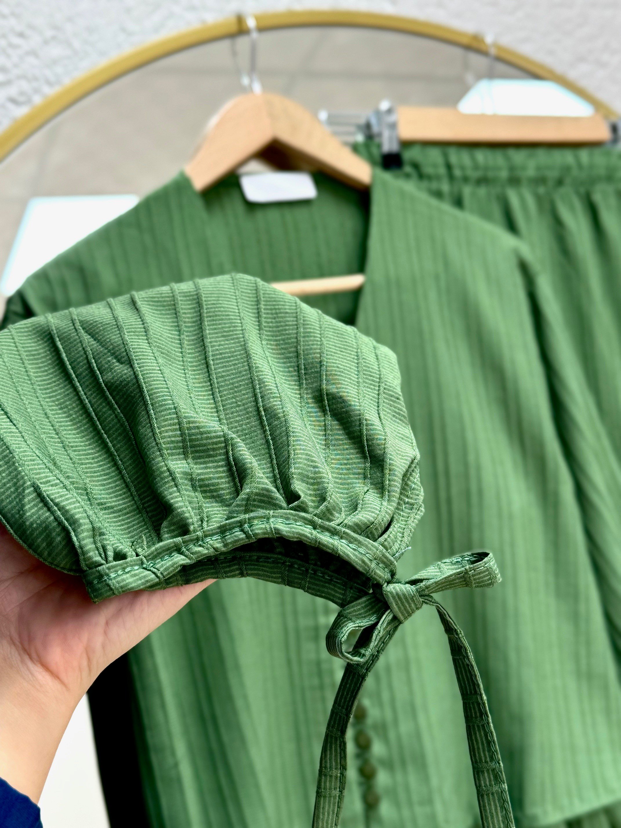 Ascona Kol Bağcıklı Boydan Düğmeli Etek Fırfırlı Dubai Takım-EK459 Yeşil