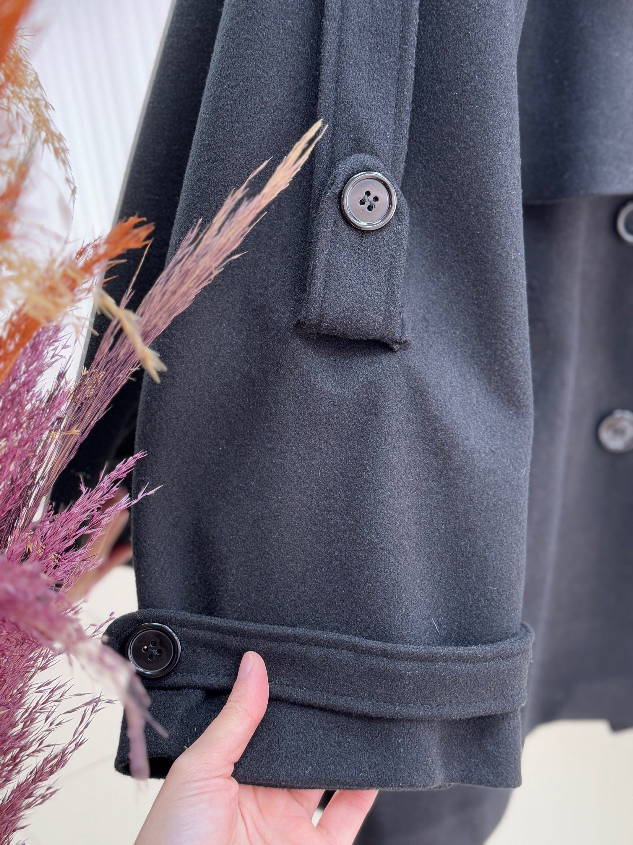 Basilia Kolu Düğme Detaylı Kapaklı Kısa Kaşe-EK683 Siyah