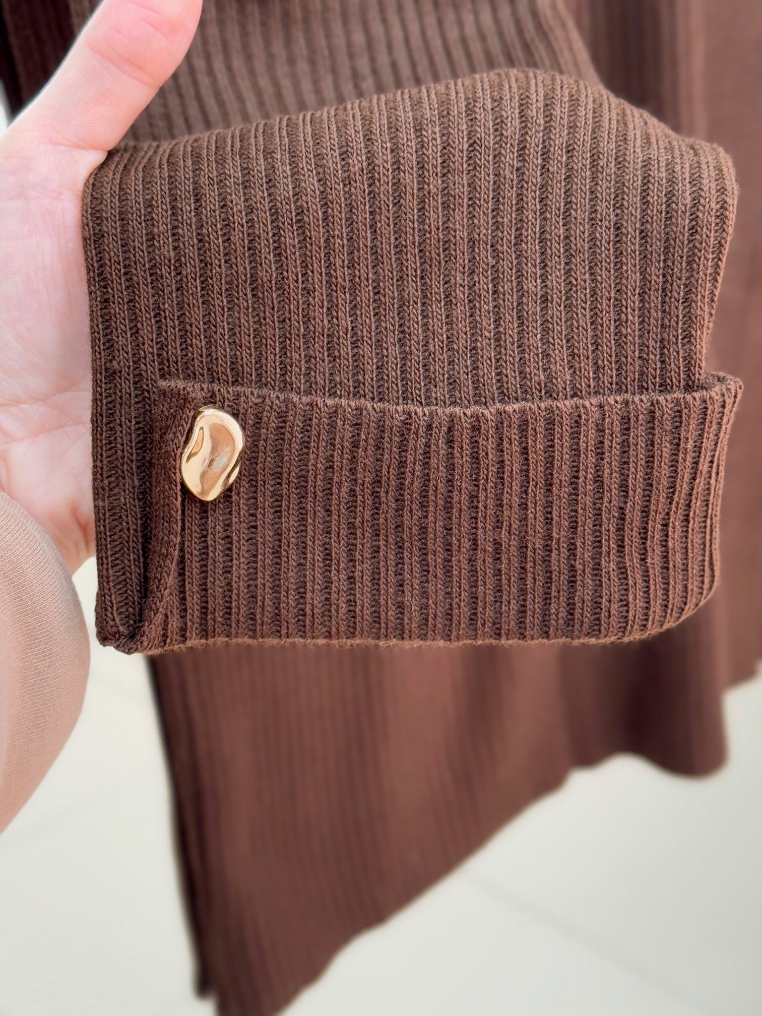 Celuna Kol Ucu Ve Önü Düğmeli Yırtmaçlı Triko Tunik-KR5005 Kahve