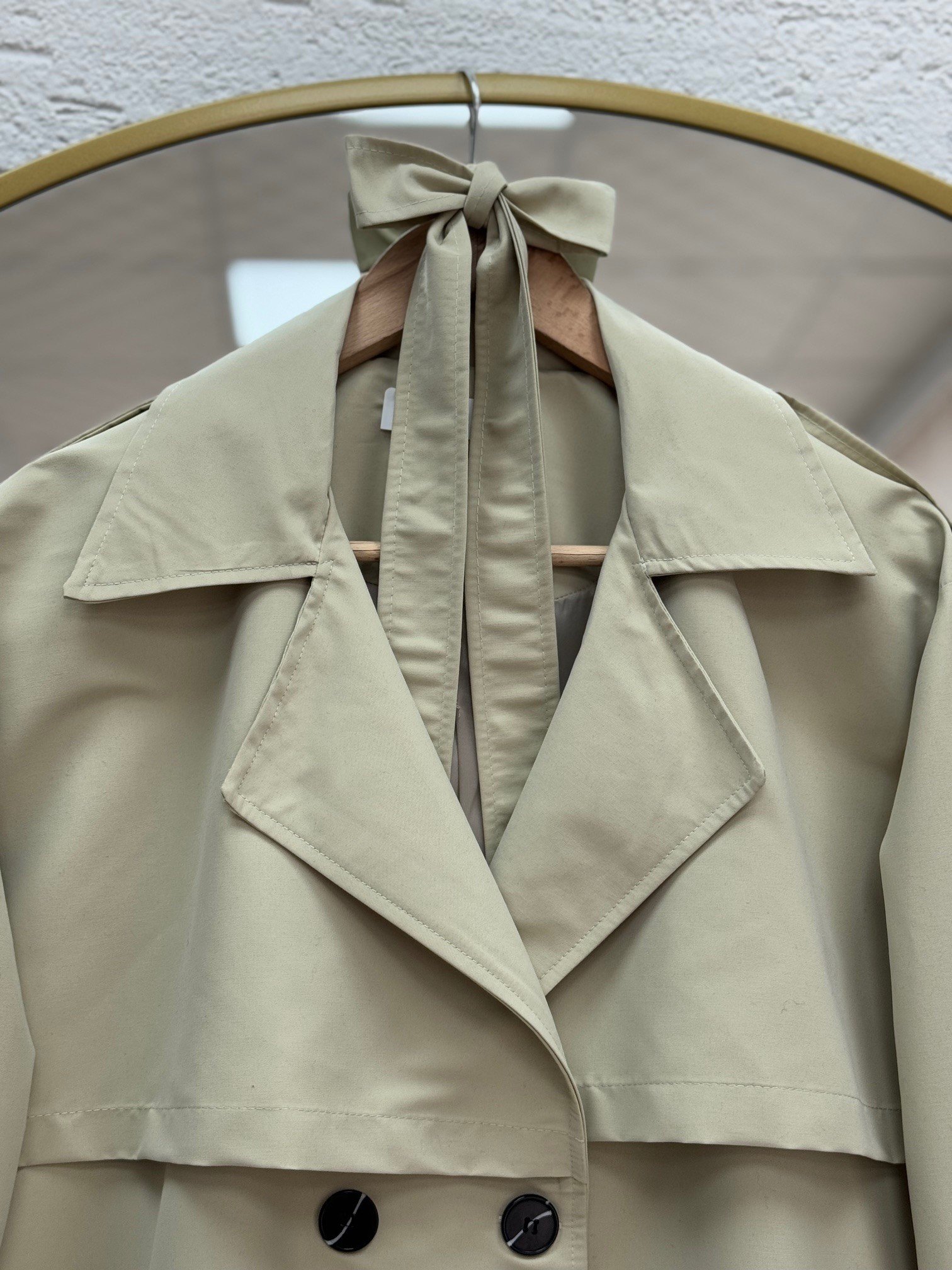 Daria Kol Ucu Kemerli Kapaklı Astarlı Kısa Trenç-KN5522 Taş