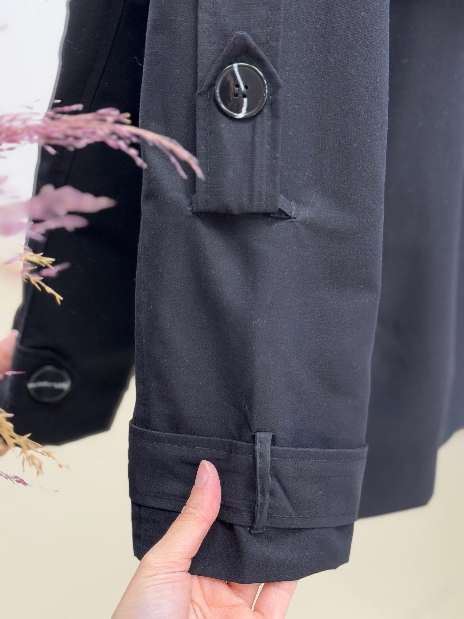 Daria Kol Ucu Kemerli Kapaklı Astarlı Kısa Trenç-KN5522 Siyah