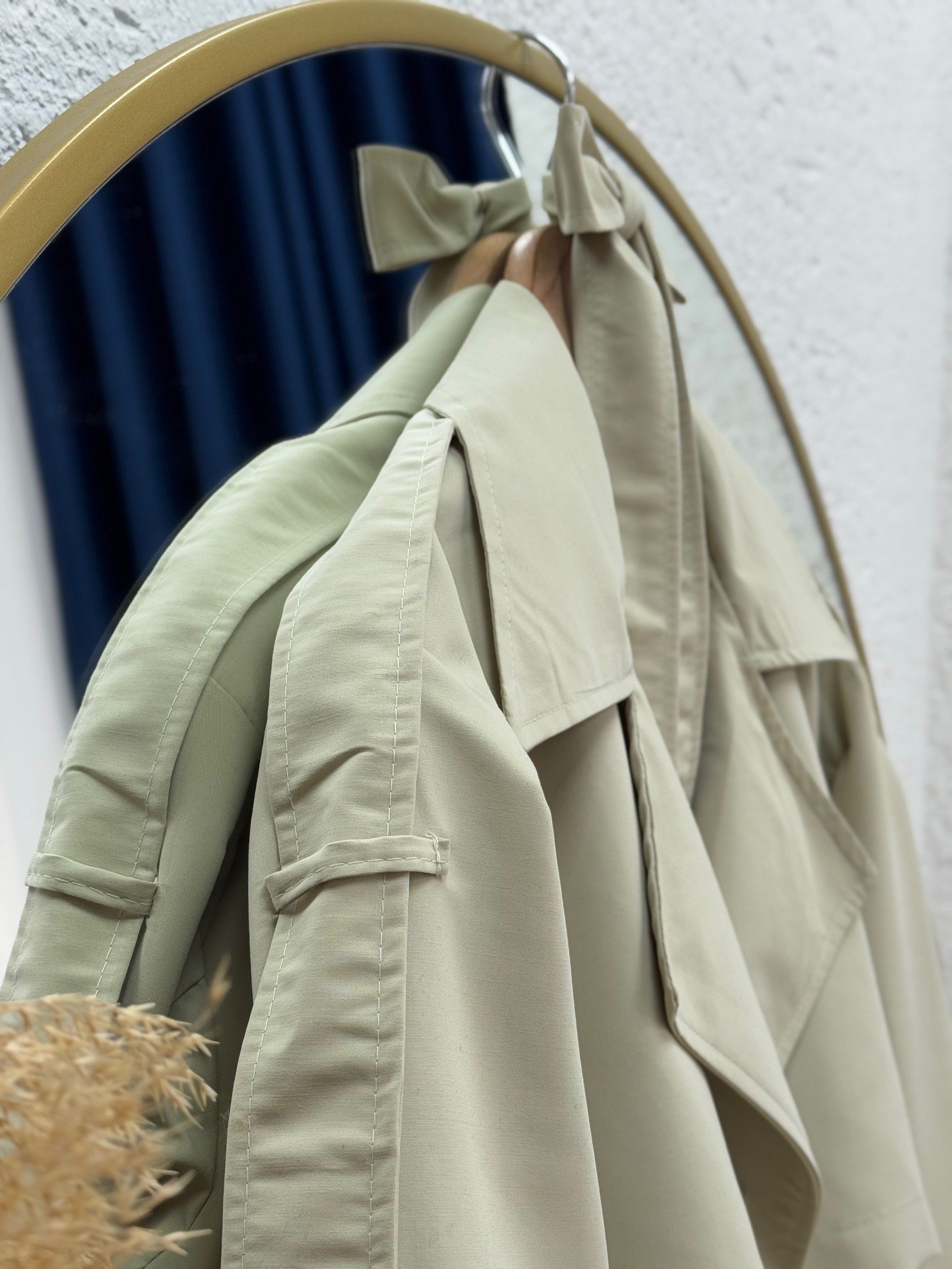 Daria Kol Ucu Kemerli Kapaklı Astarlı Kısa Trenç-KN5522 Taş