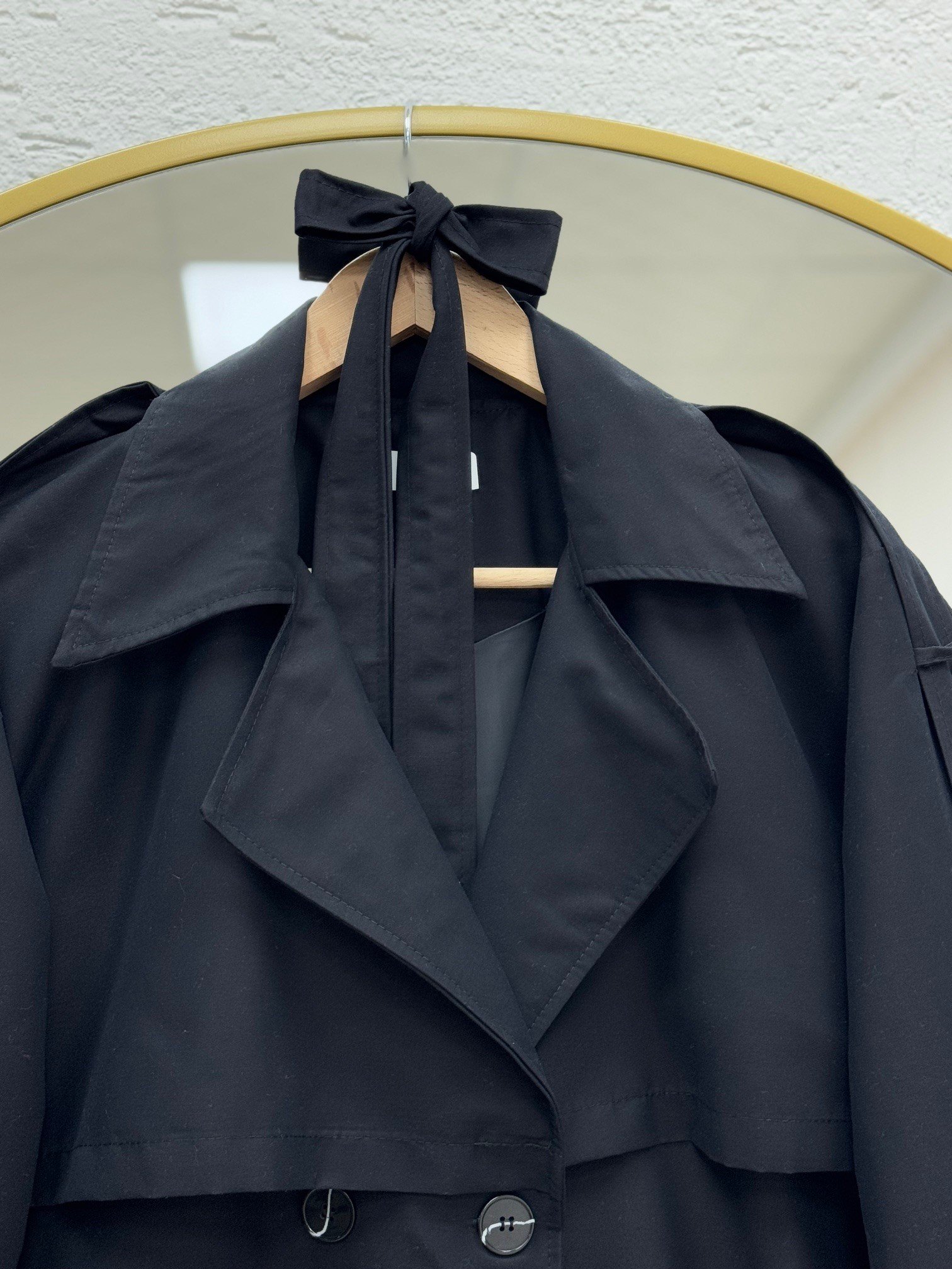 Daria Kol Ucu Kemerli Kapaklı Astarlı Kısa Trenç-KN5522 Siyah