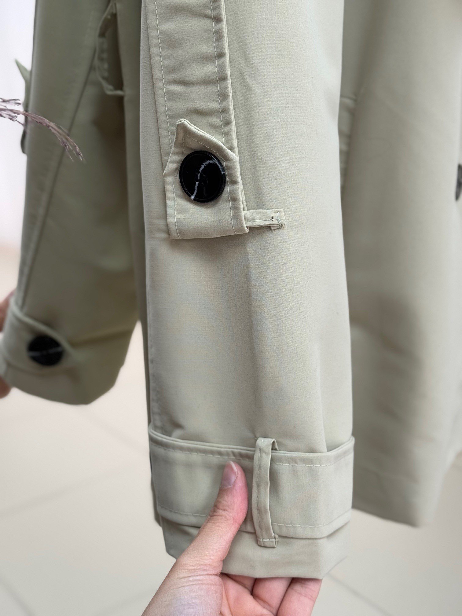 Daria Kol Ucu Kemerli Kapaklı Astarlı Kısa Trenç-KN5522 Taş