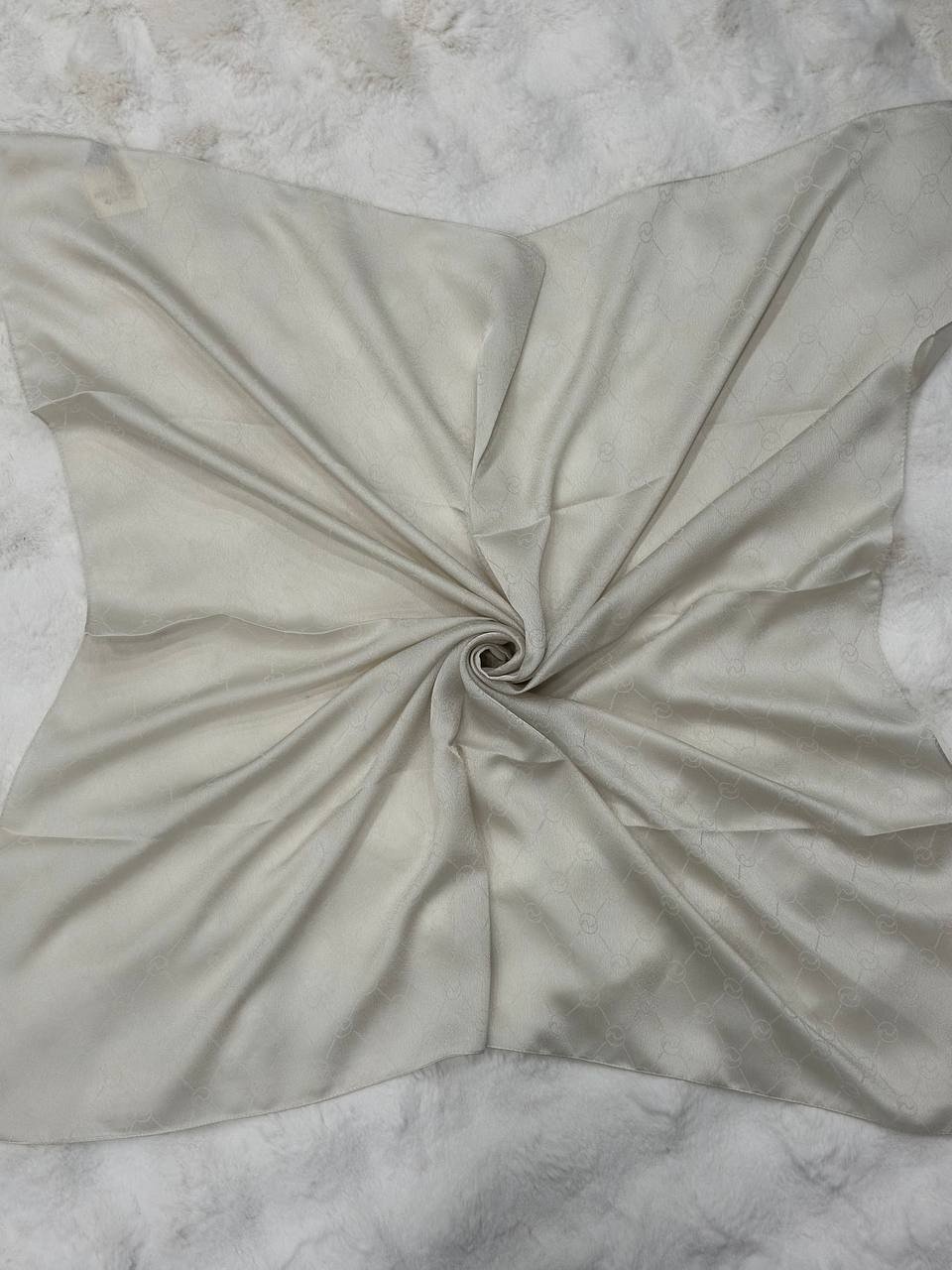 Hatice Işıltı Eşarp Taş