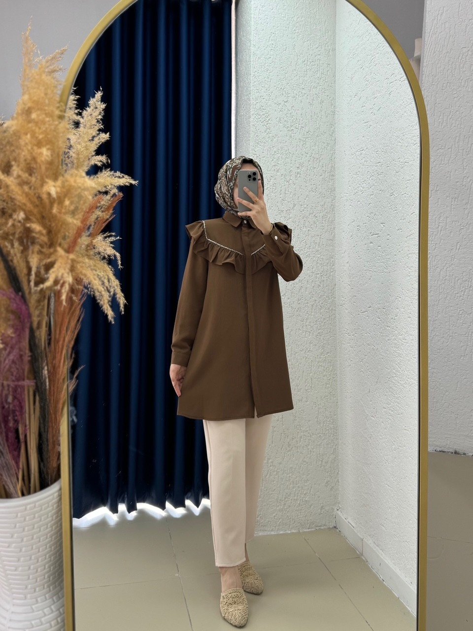 Yeşim Önü ve Arkası Fırfırlı Gömlek-EL1230 Kahve