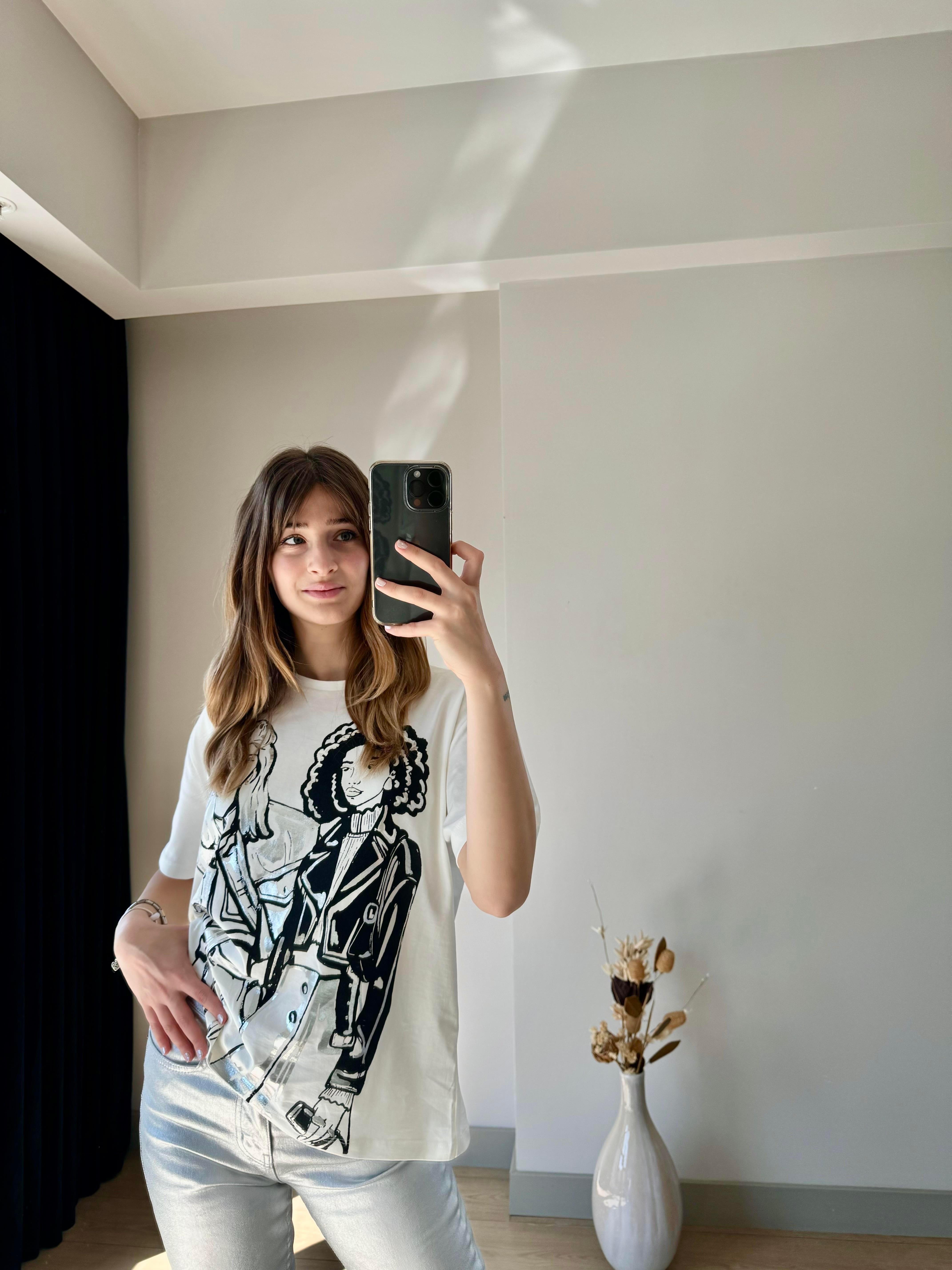 Kız Baskılı Bisiklet Yaka Gümüş Detay Ekru T-Shirt