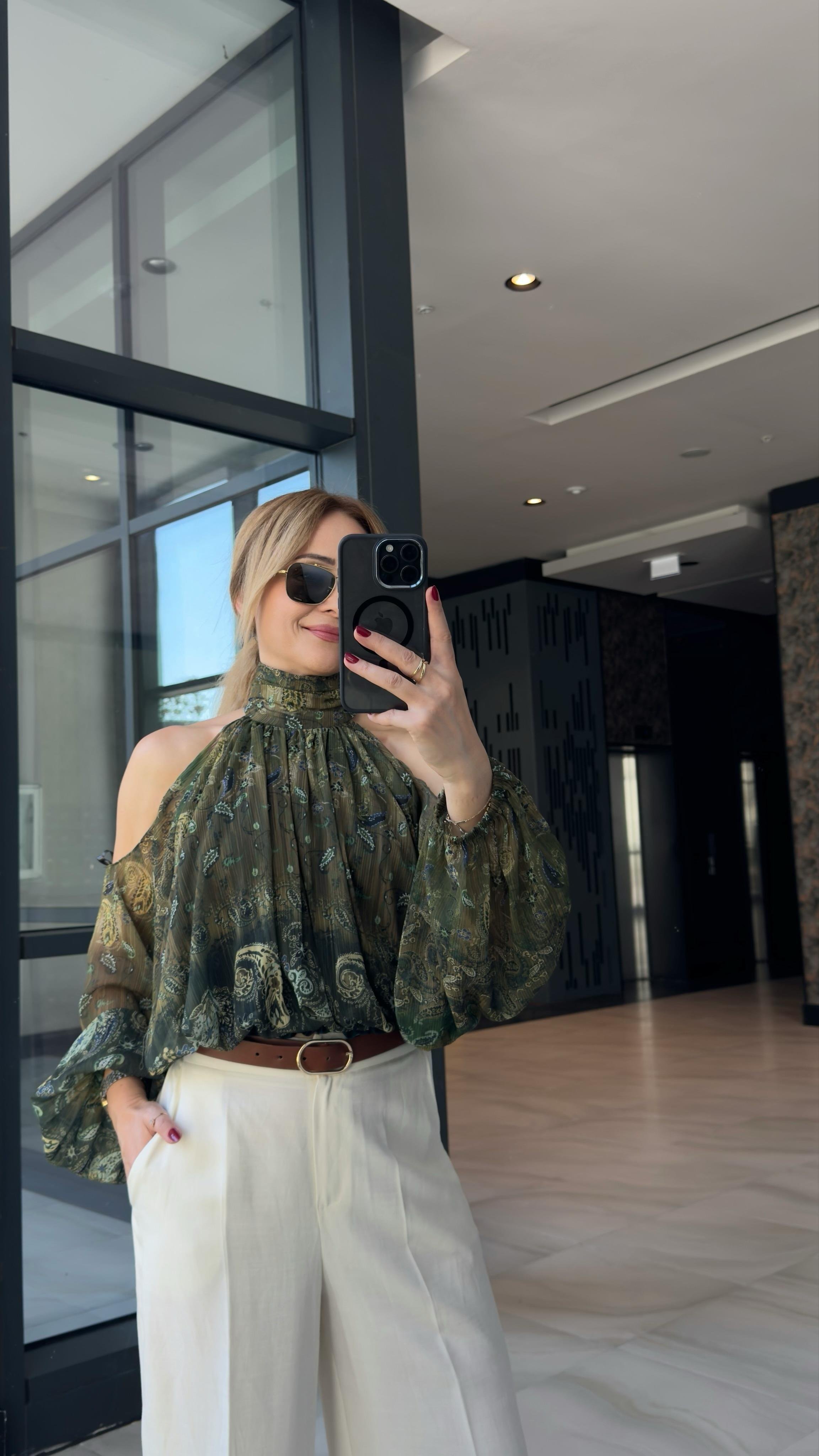 YEŞİL OMUZ DEKOLTE BLUZ