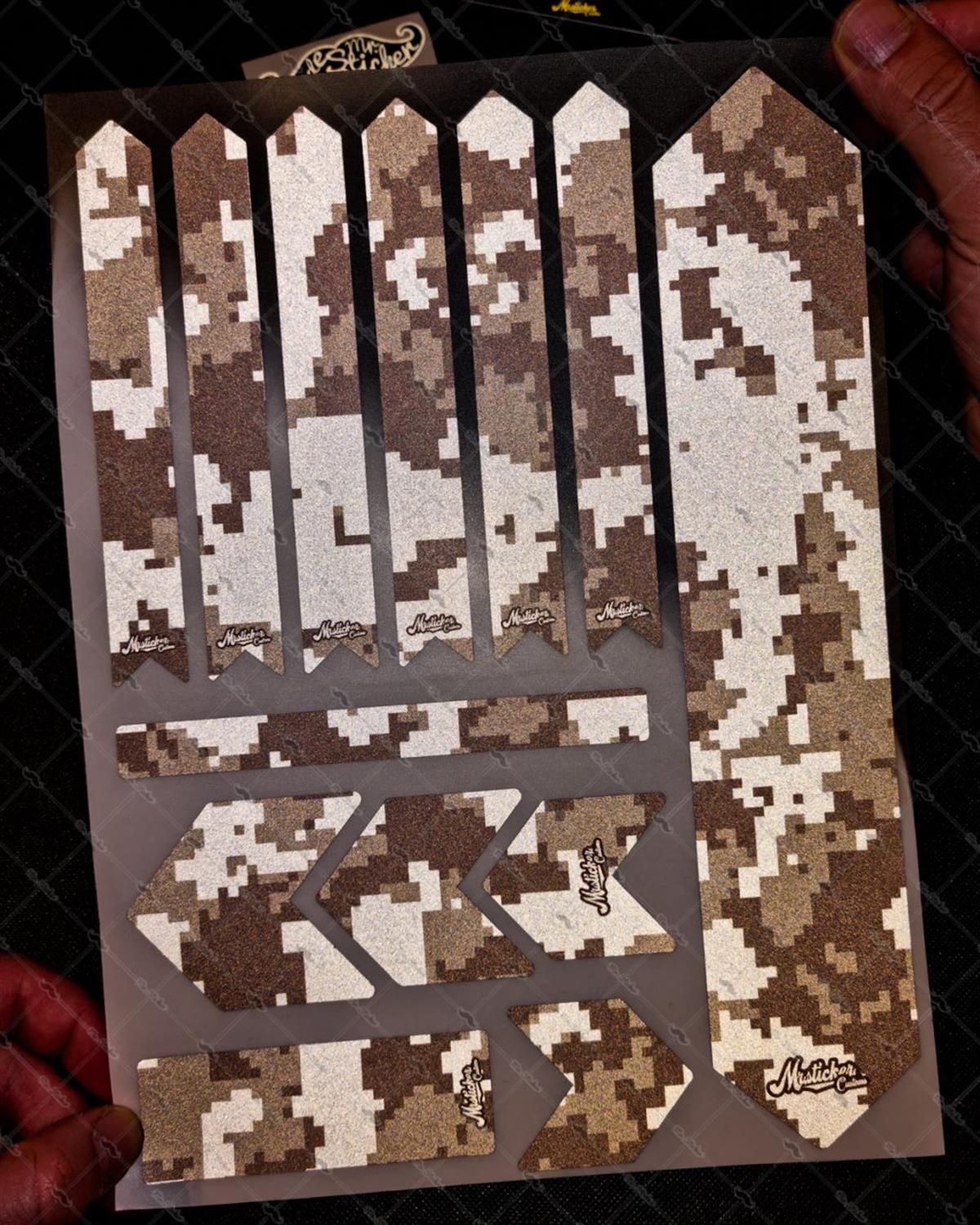 BCY26 Reflektif Cizilmeye Karsi Dayanikli Koruyucu Sticker Seti Pixel Kamuflaj Desen