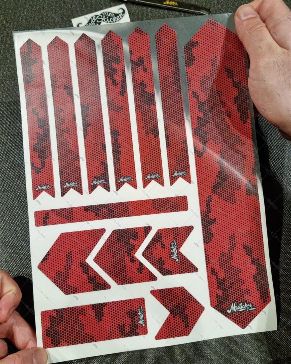 BCY35 Reflektif Cizilmeye Karsi Dayanikli Koruyucu Sticker Seti Petek Kamuflaj Desen Kirmizi Siyah