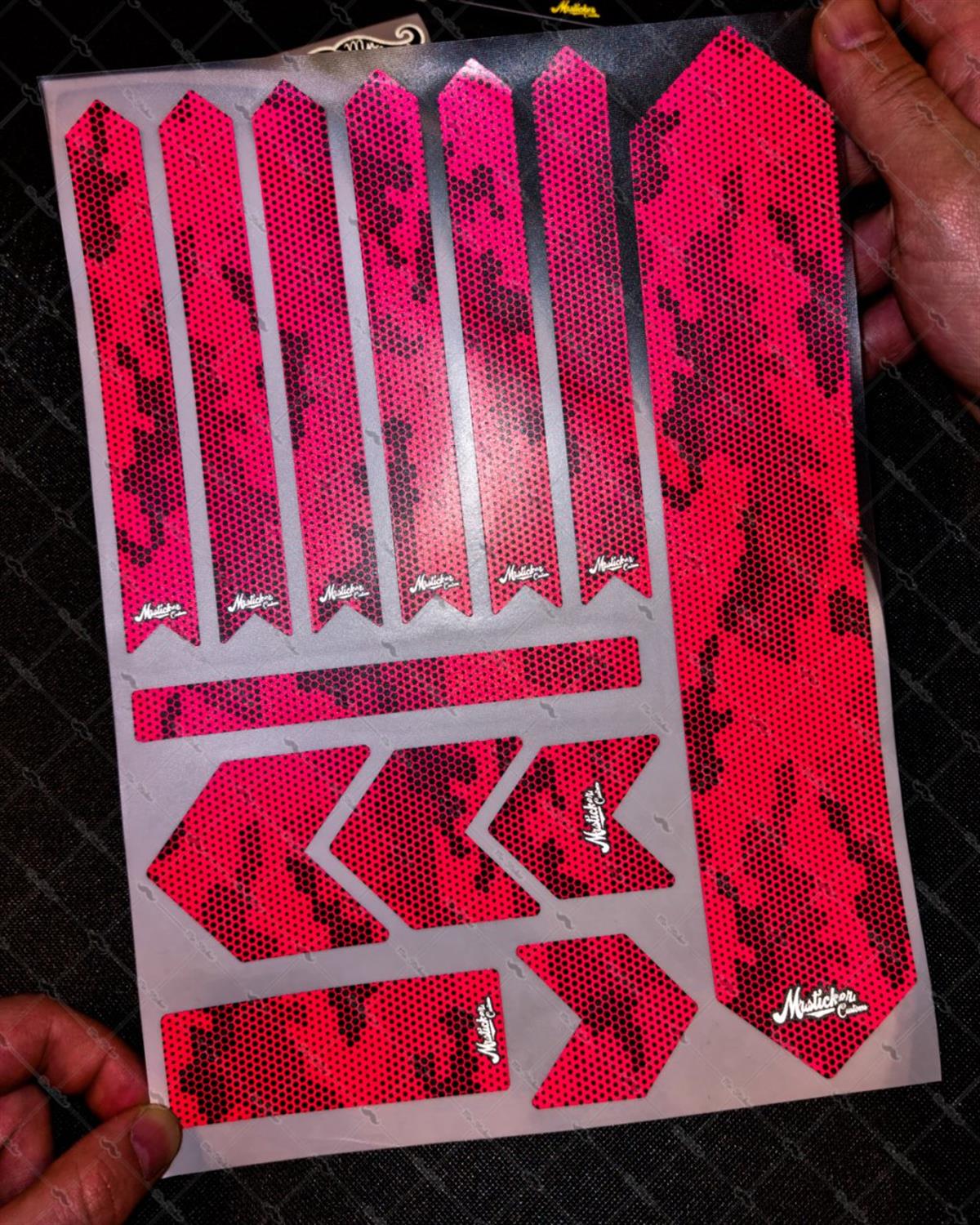 BCY35 Reflektif Cizilmeye Karsi Dayanikli Koruyucu Sticker Seti Petek Kamuflaj Desen Kirmizi Siyah