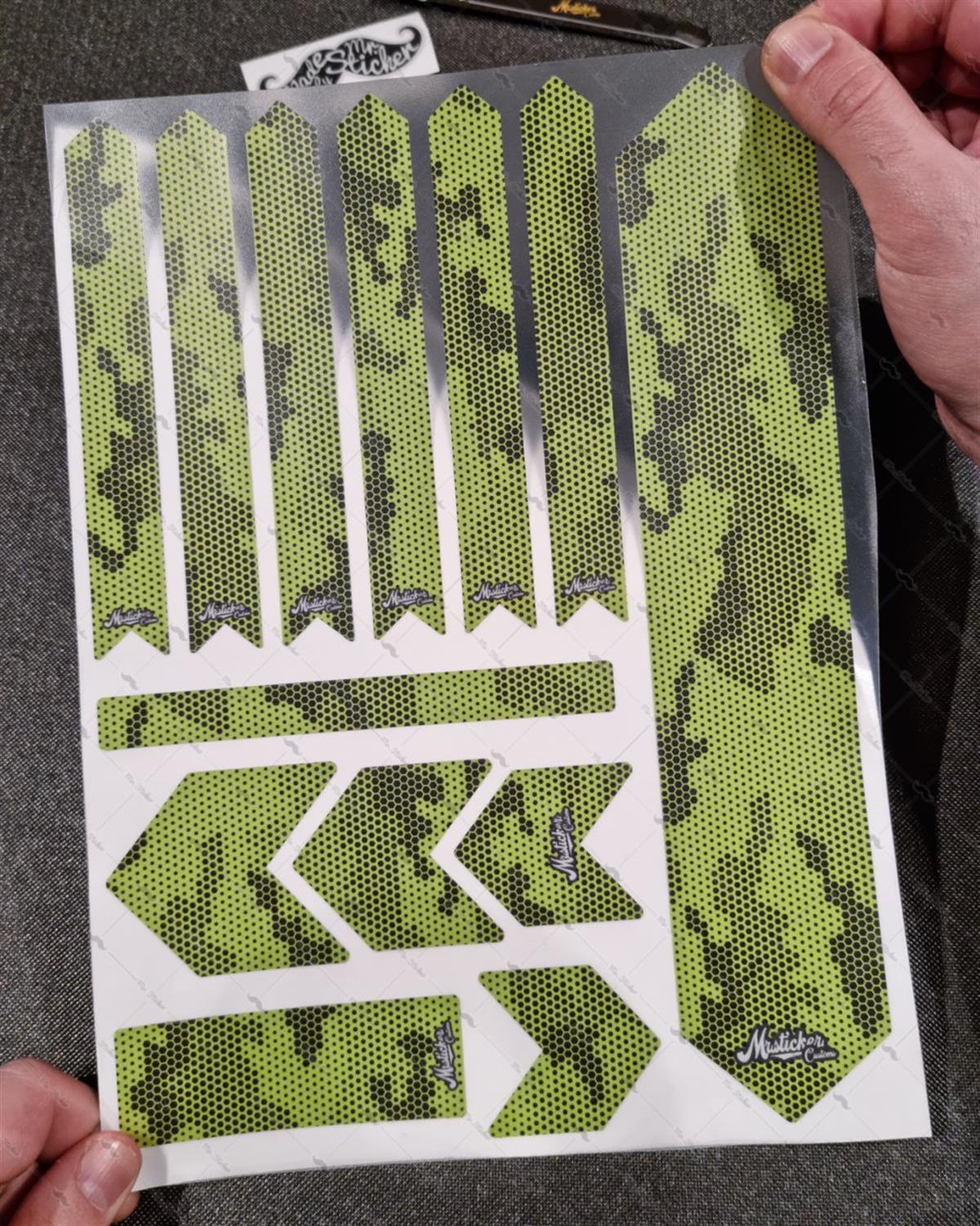 BCY37 Reflektif Cizilmeye Karsi Dayanikli Koruyucu Sticker Seti Petek Kamuflaj Desen Yesil Siyah