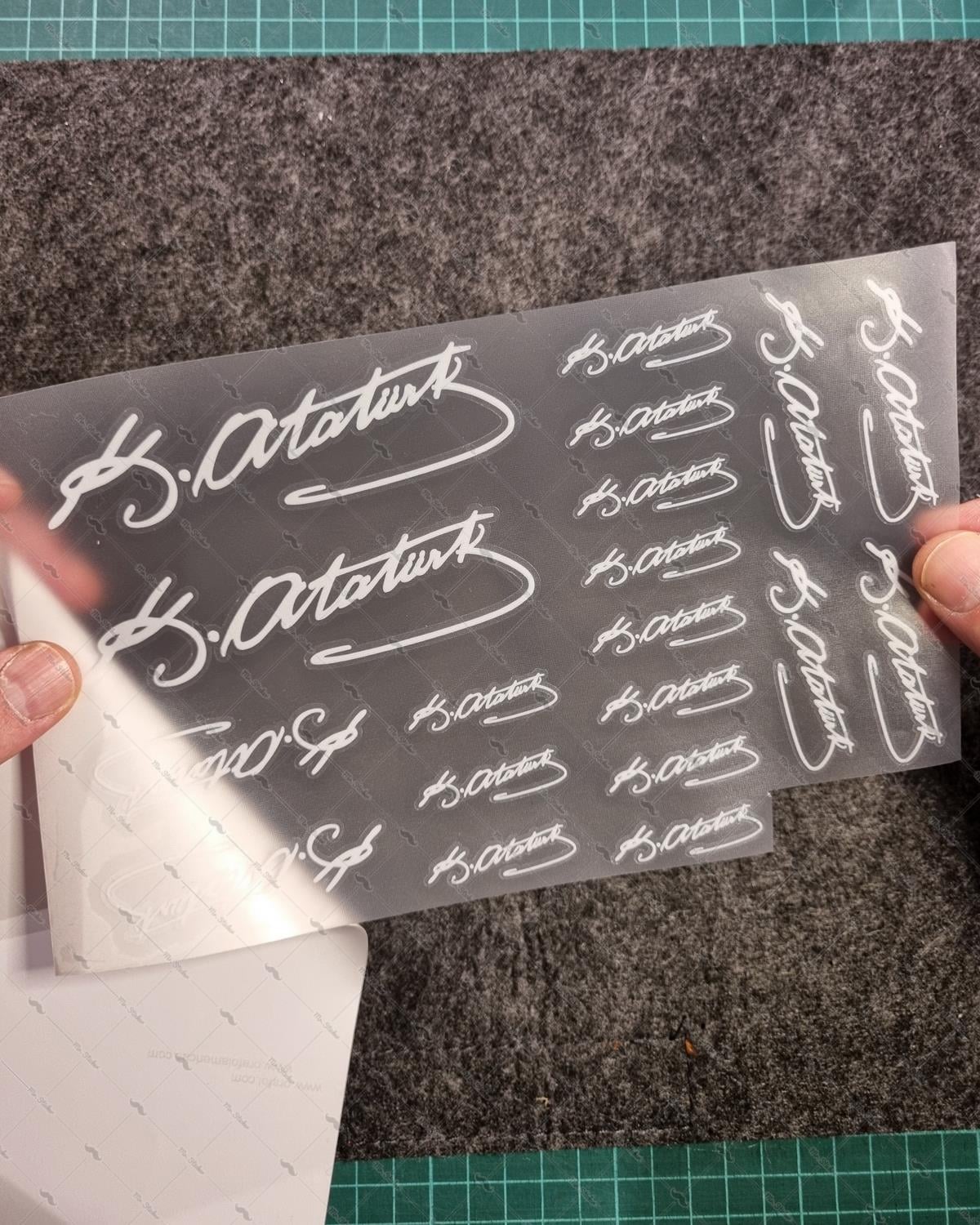 MKA16 Açık Gri Renk Kemal Atatürk İmzası Stickerı 18li Set