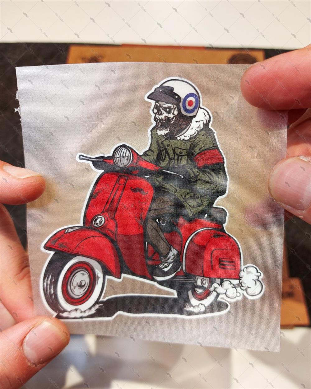 VSP25 Kirmizi Scooterli Kurukafa Etiketi