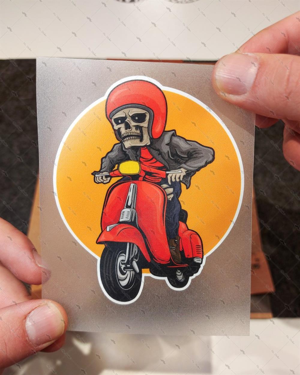 VSP38 Kirmizi Scooterli Kurukafa Etiketi